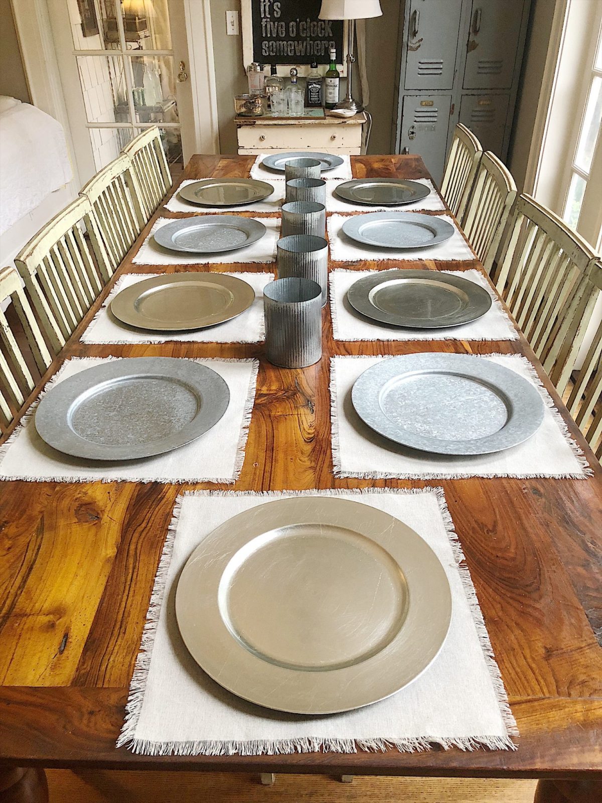 how to set a dinner table