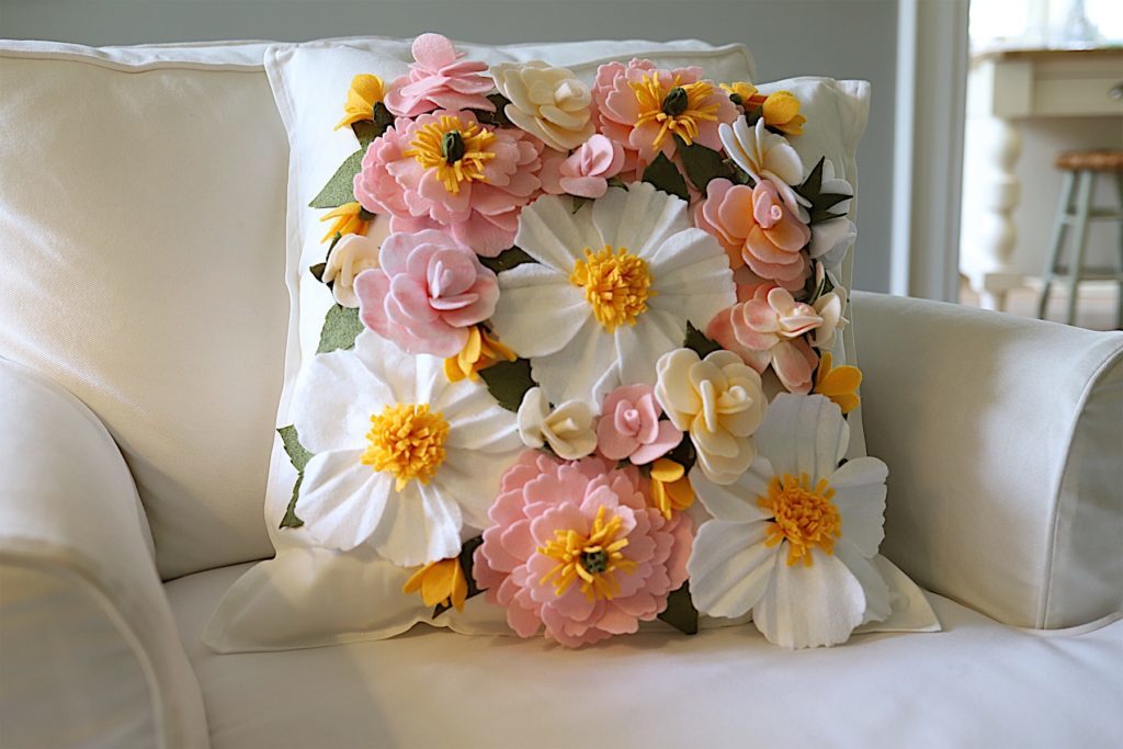 make a felt flower pillow with Cricut