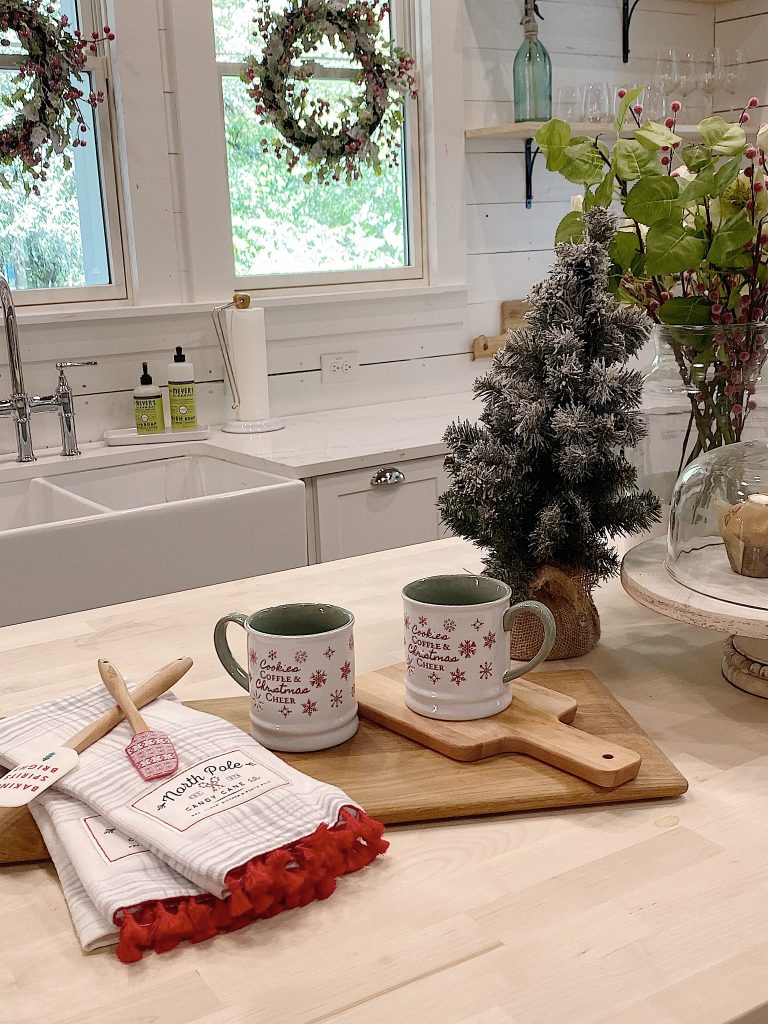 Christmas Kitchen Decor Ideas - MONICA BENAVIDEZ