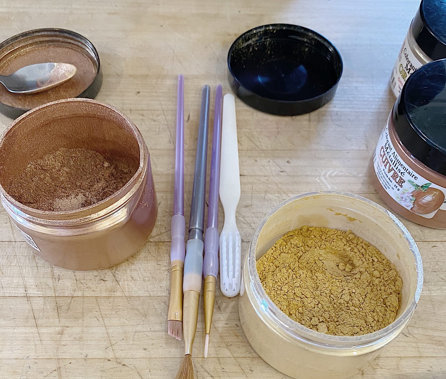 luster dust for cakes