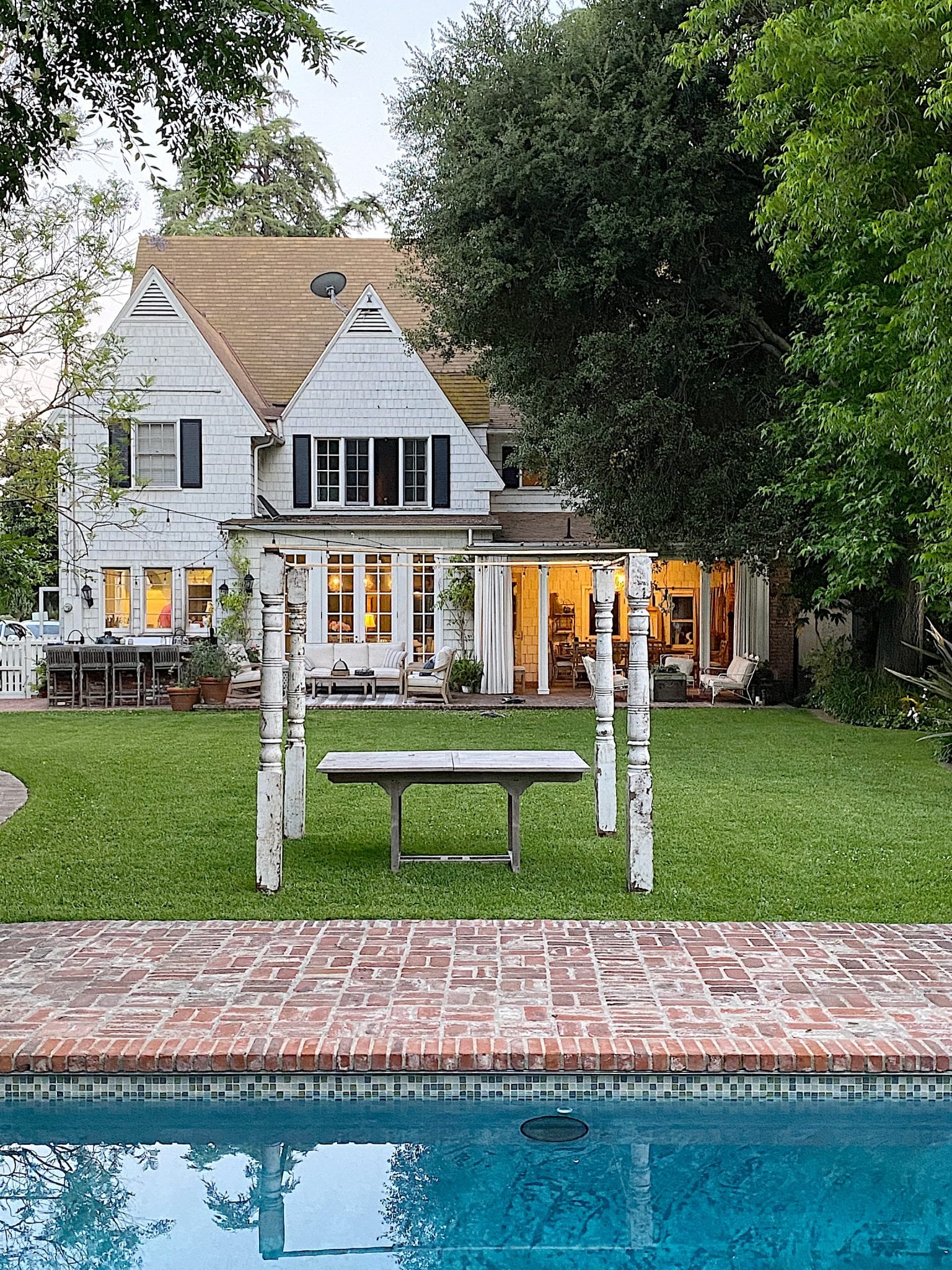 How to Create a Poolside Dinner Party