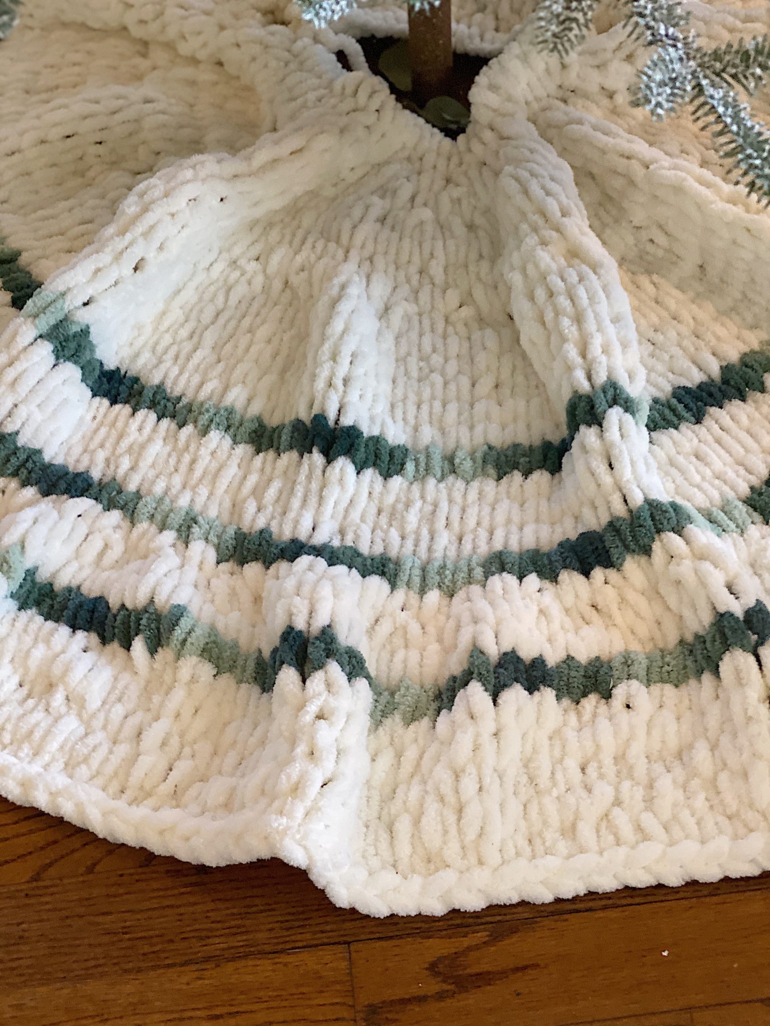 How to Make a Bernat Yarn Tree Skirt