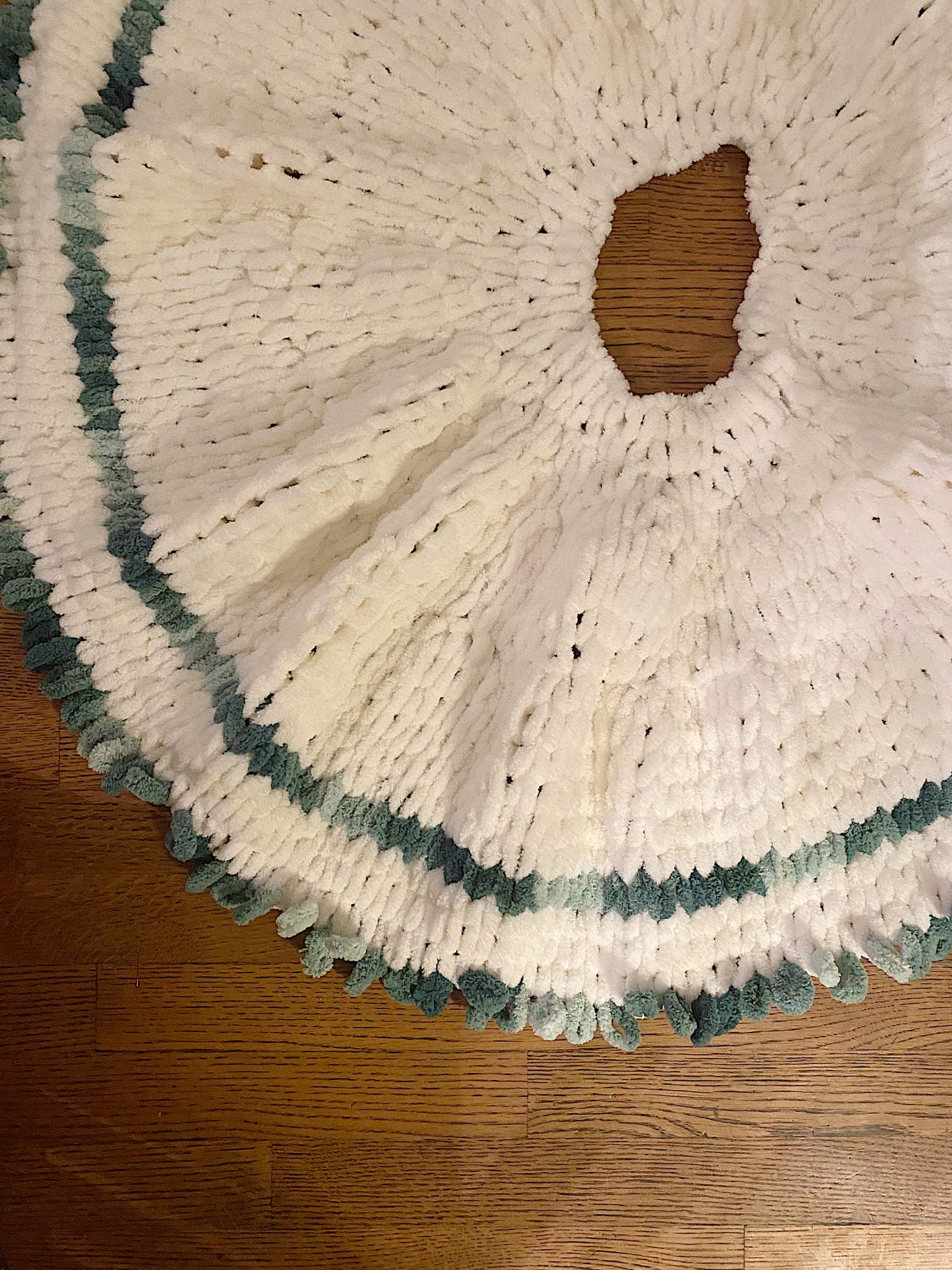 How to Make a Tree Skirt with Loop Yarn