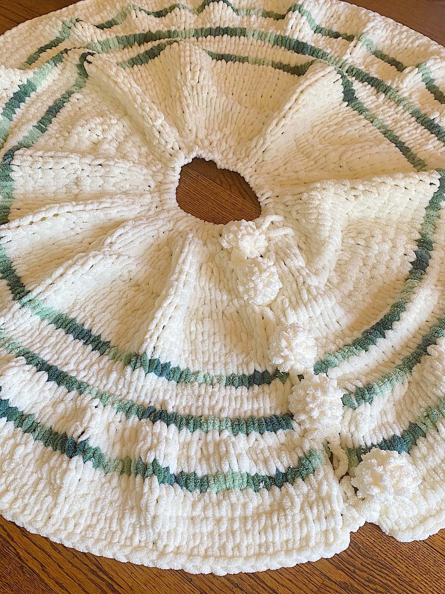 Loop Yarn Tree Skirt