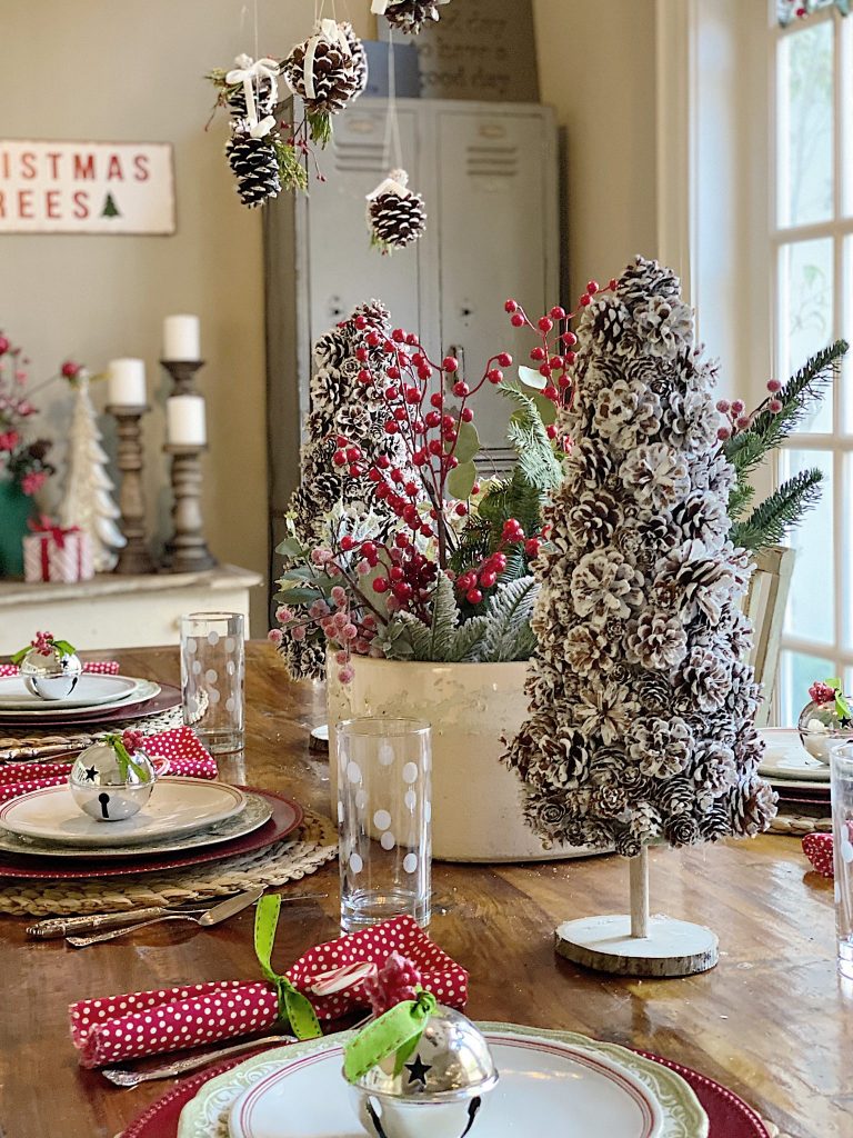 The Best Dining Room Christmas Decor - MY 100 YEAR OLD HOME