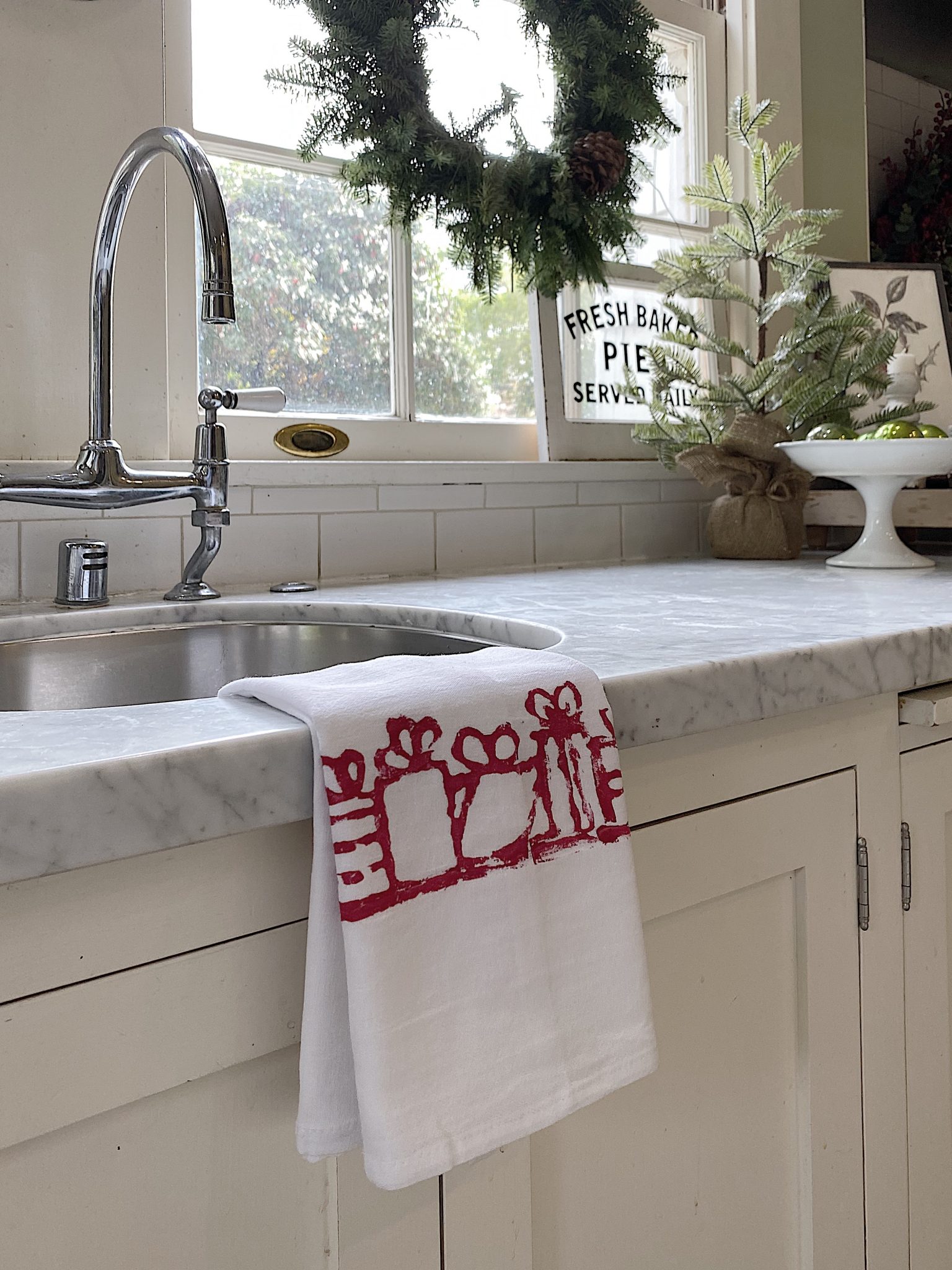 Christmas Kitchen Towels DIY