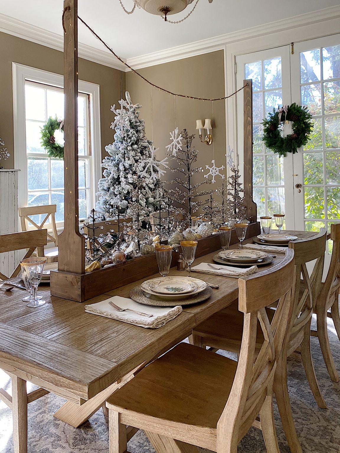 Dining Room Christmas Decor - MY 100 YEAR OLD HOME