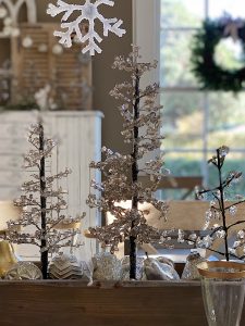 Dining Room Christmas Decor - MY 100 YEAR OLD HOME