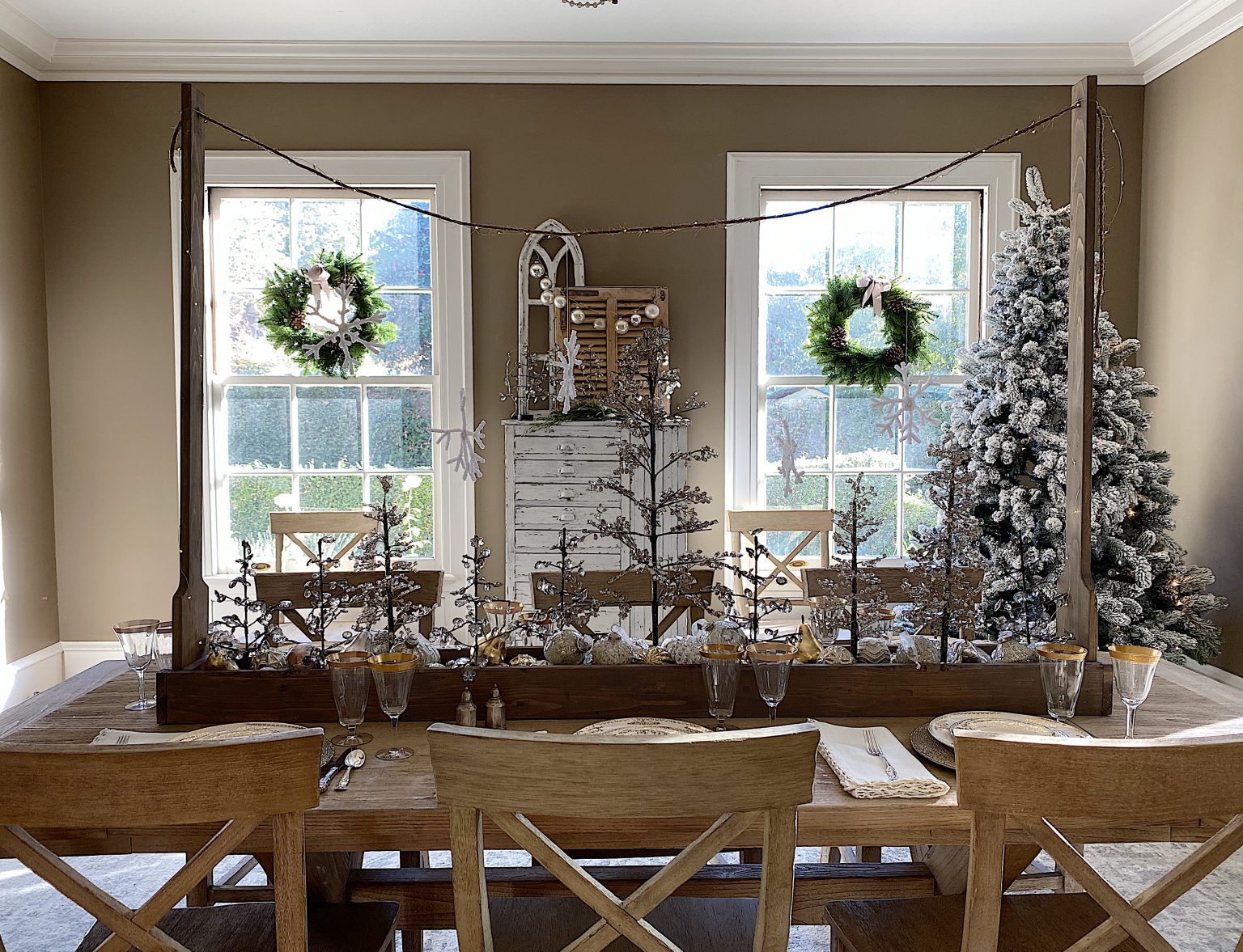christmas decor in dining room
