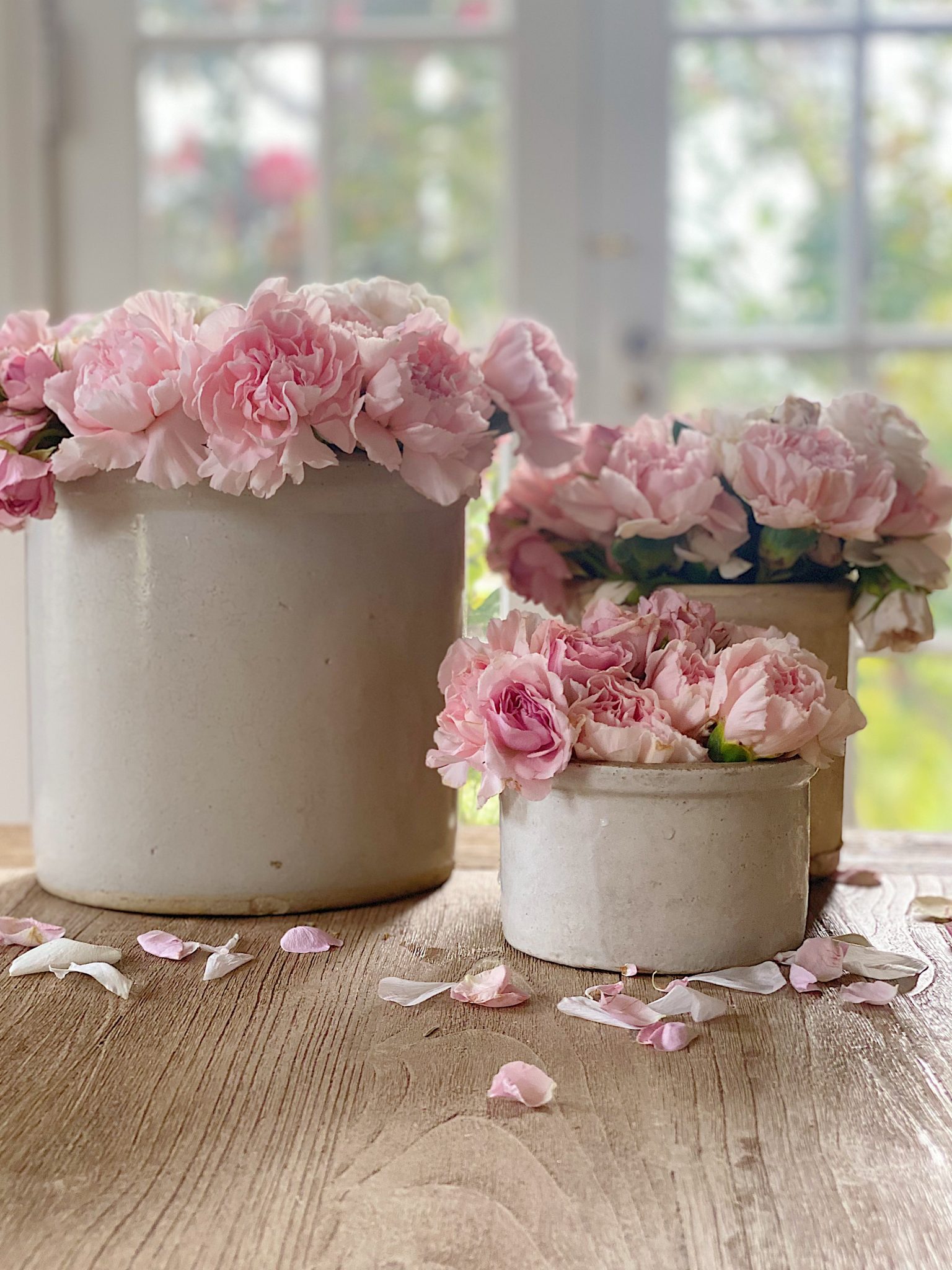 How to Arrange Fresh Flowers in the Dining Room