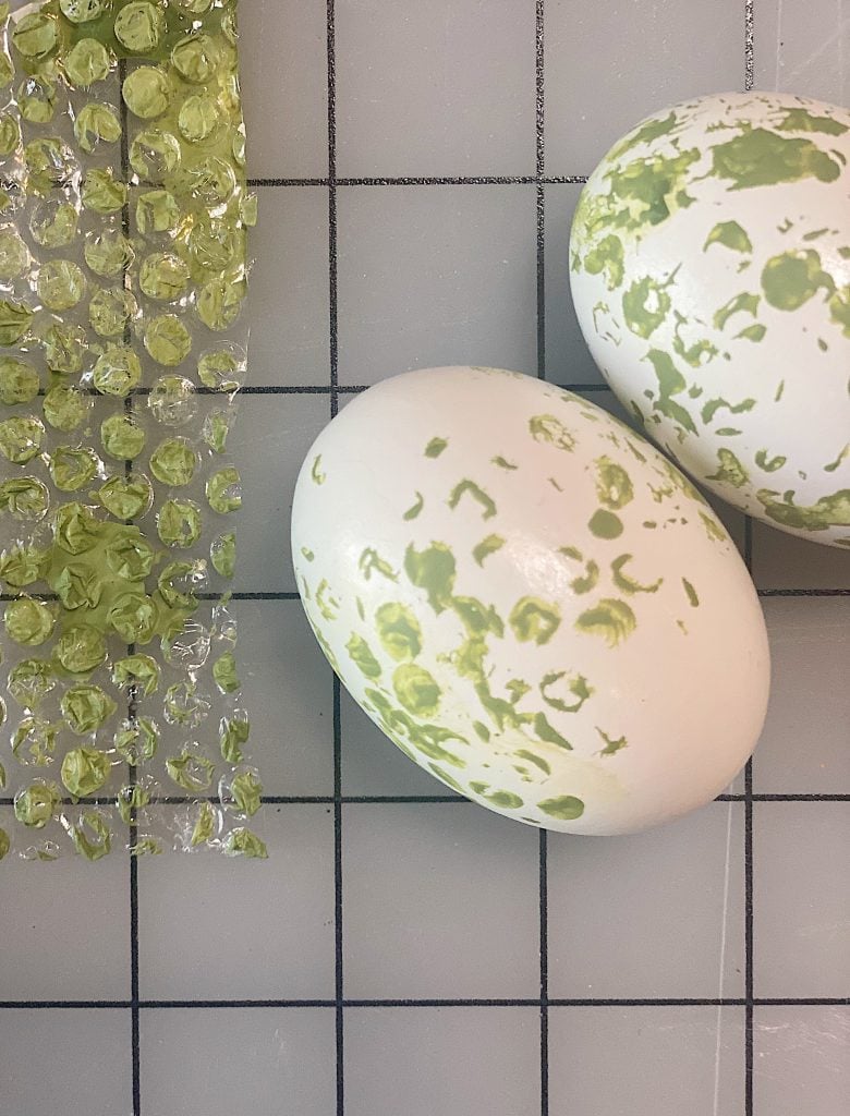 Decorating Eggs with Bubble Wrap