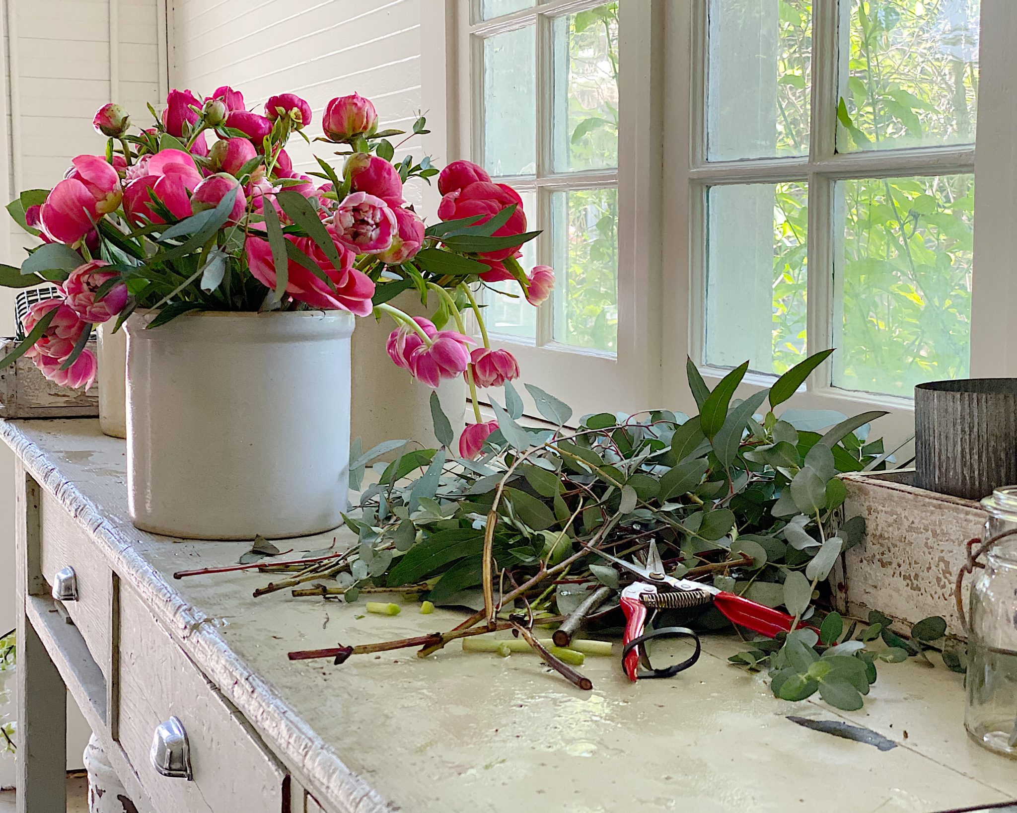 How To Arrange Flowers In A Vase MY 100 YEAR OLD HOME   Arranging Flowers In A Vase  2048x1637 