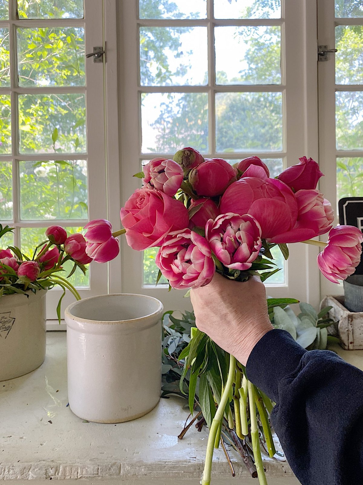 How to Arrange Flowers in a Vase MY 100 YEAR OLD HOME