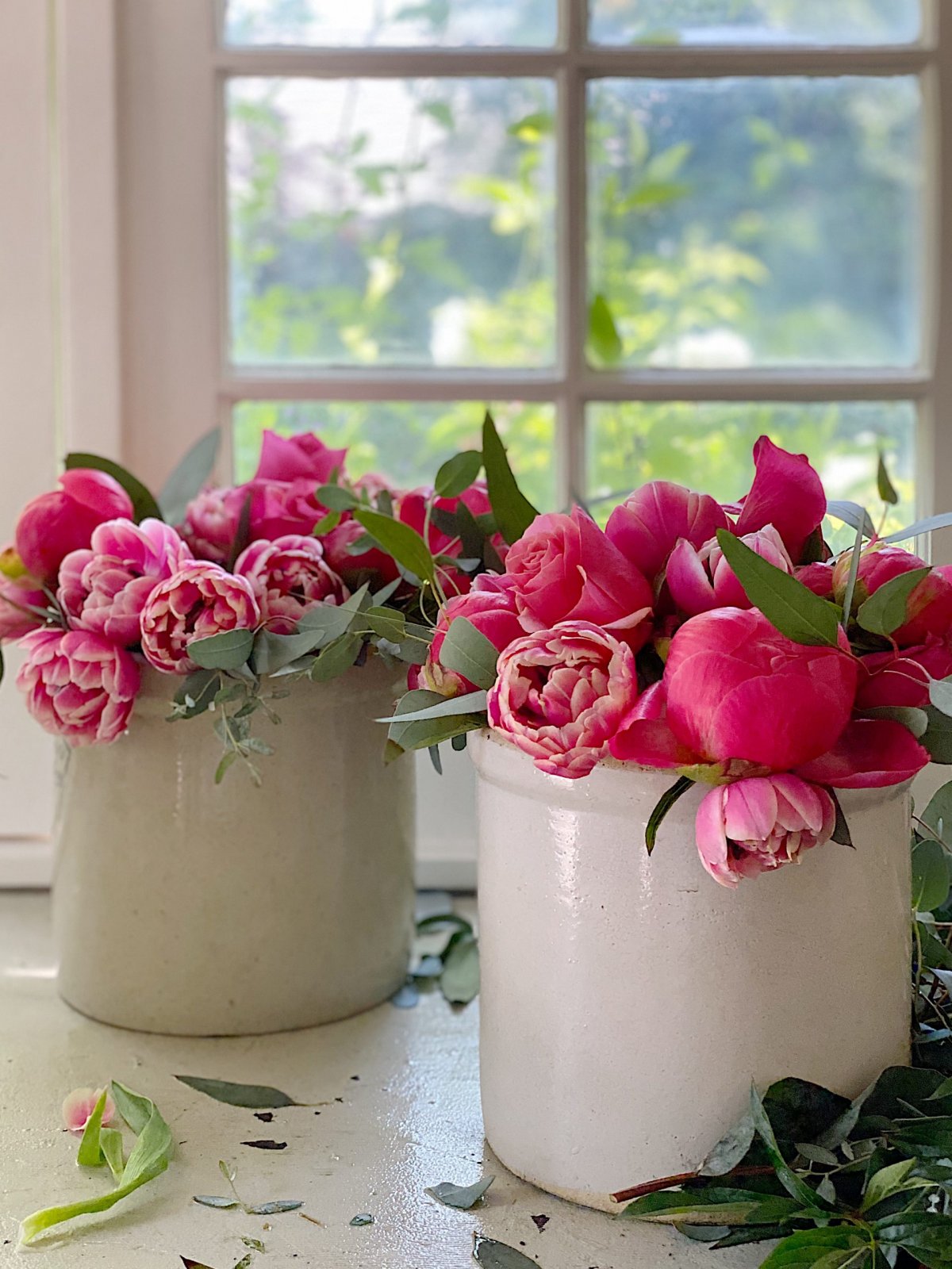 How to Decorate Flowers in a Vase or Crock