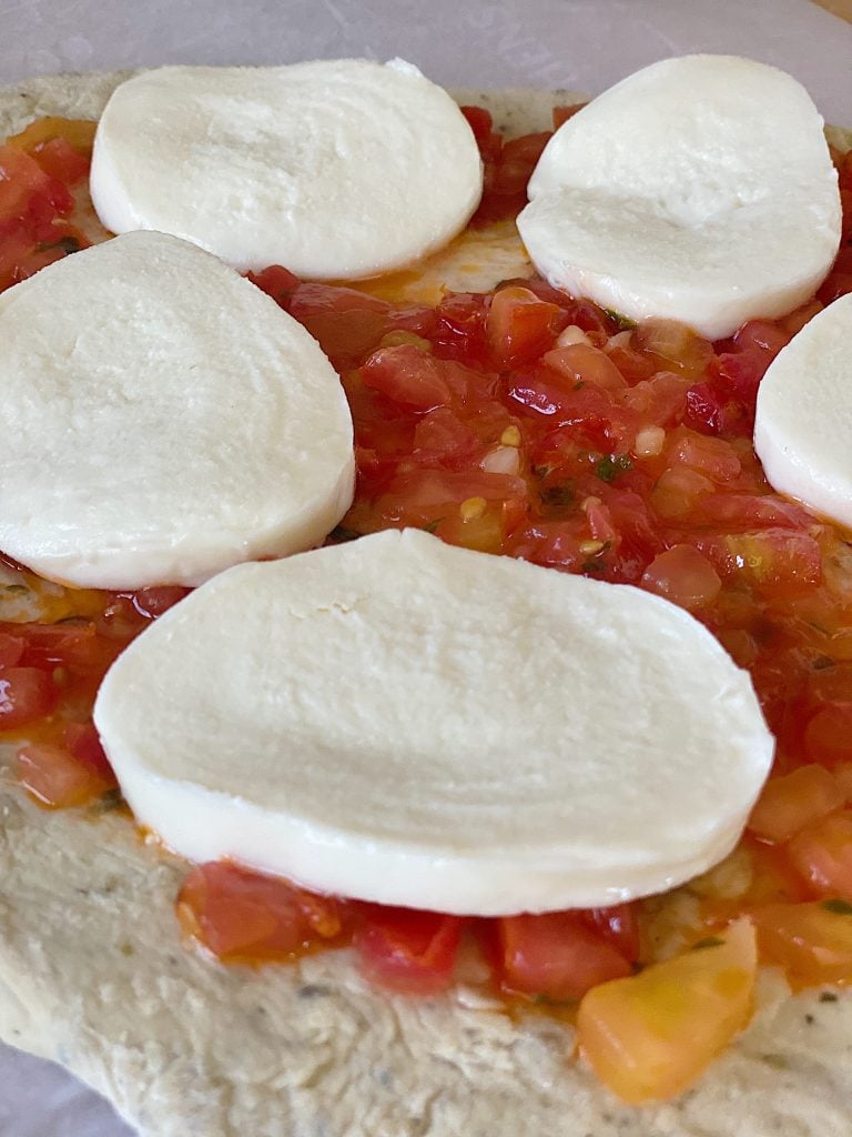 Caprese Pizza with Bruschetta Sauce