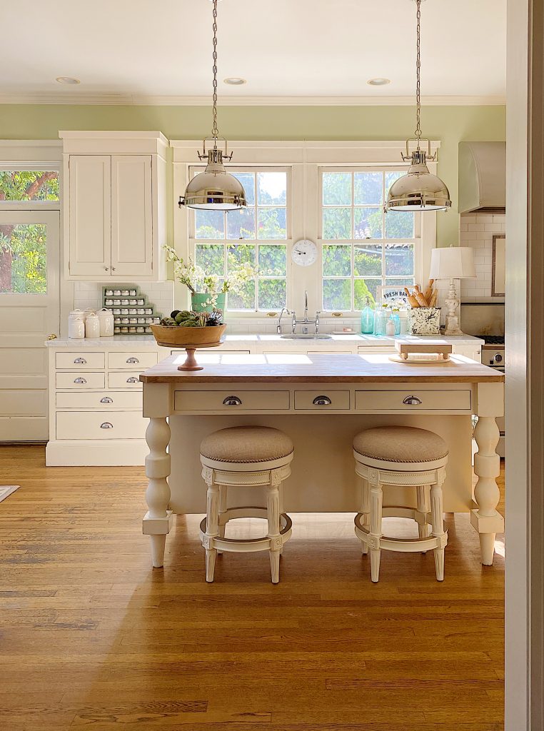 How to Decorate a Summer Kitchen
