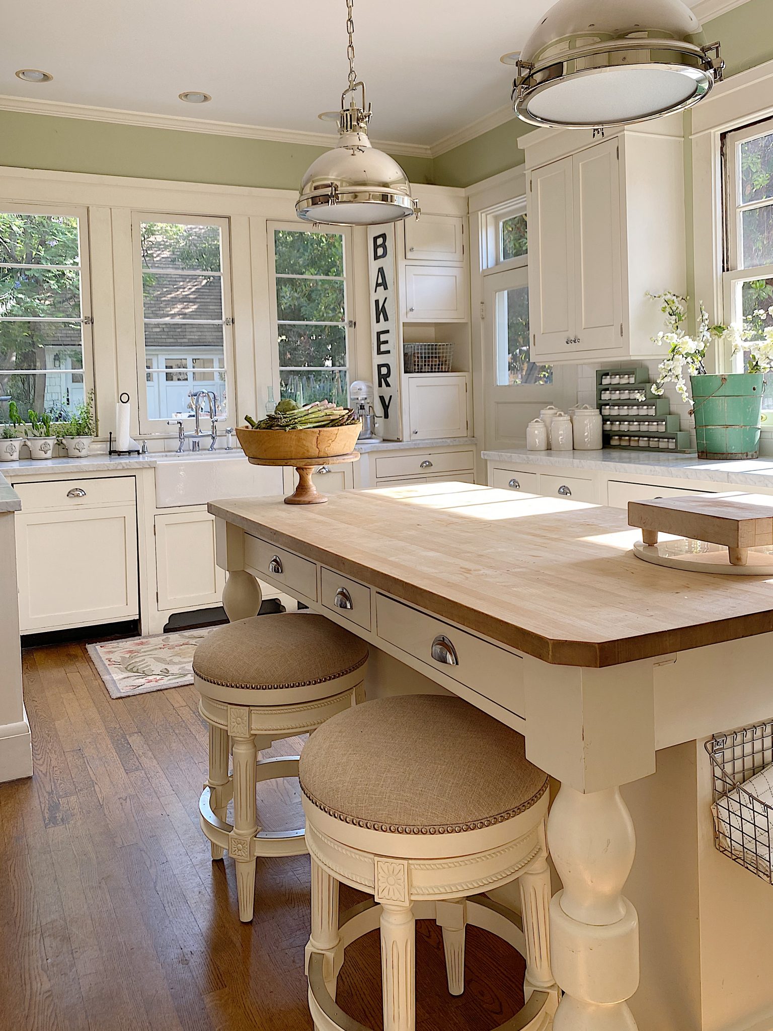 How to Decorate a Summer Kitchen