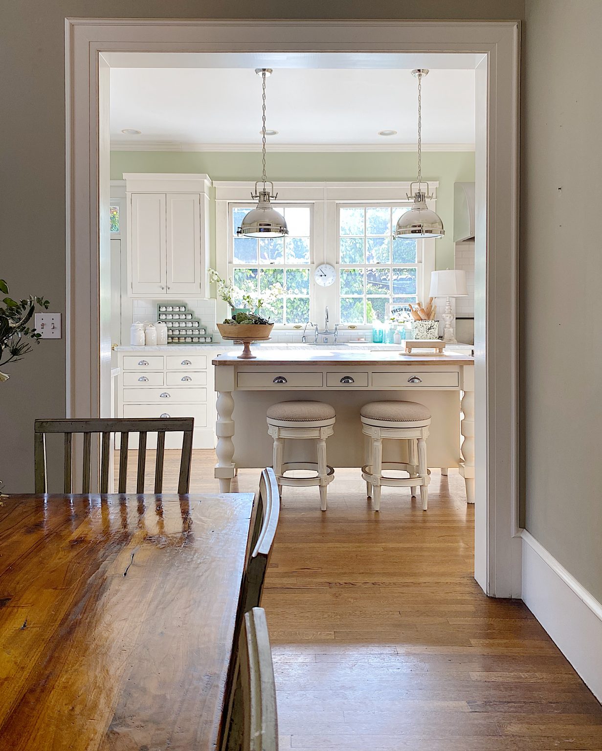 How to Decorate a Summer Kitchen