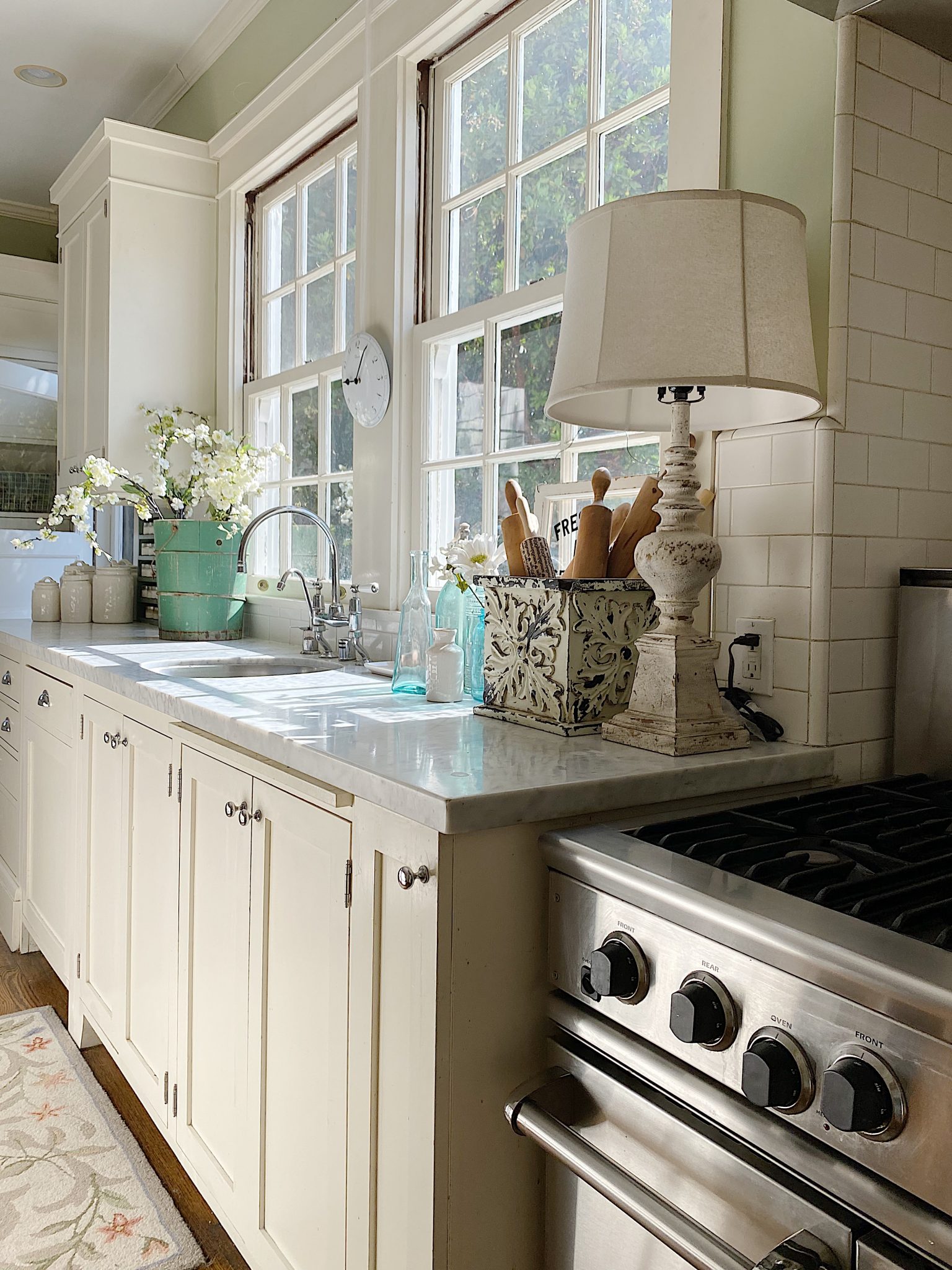 How to Decorate a Summer Kitchen