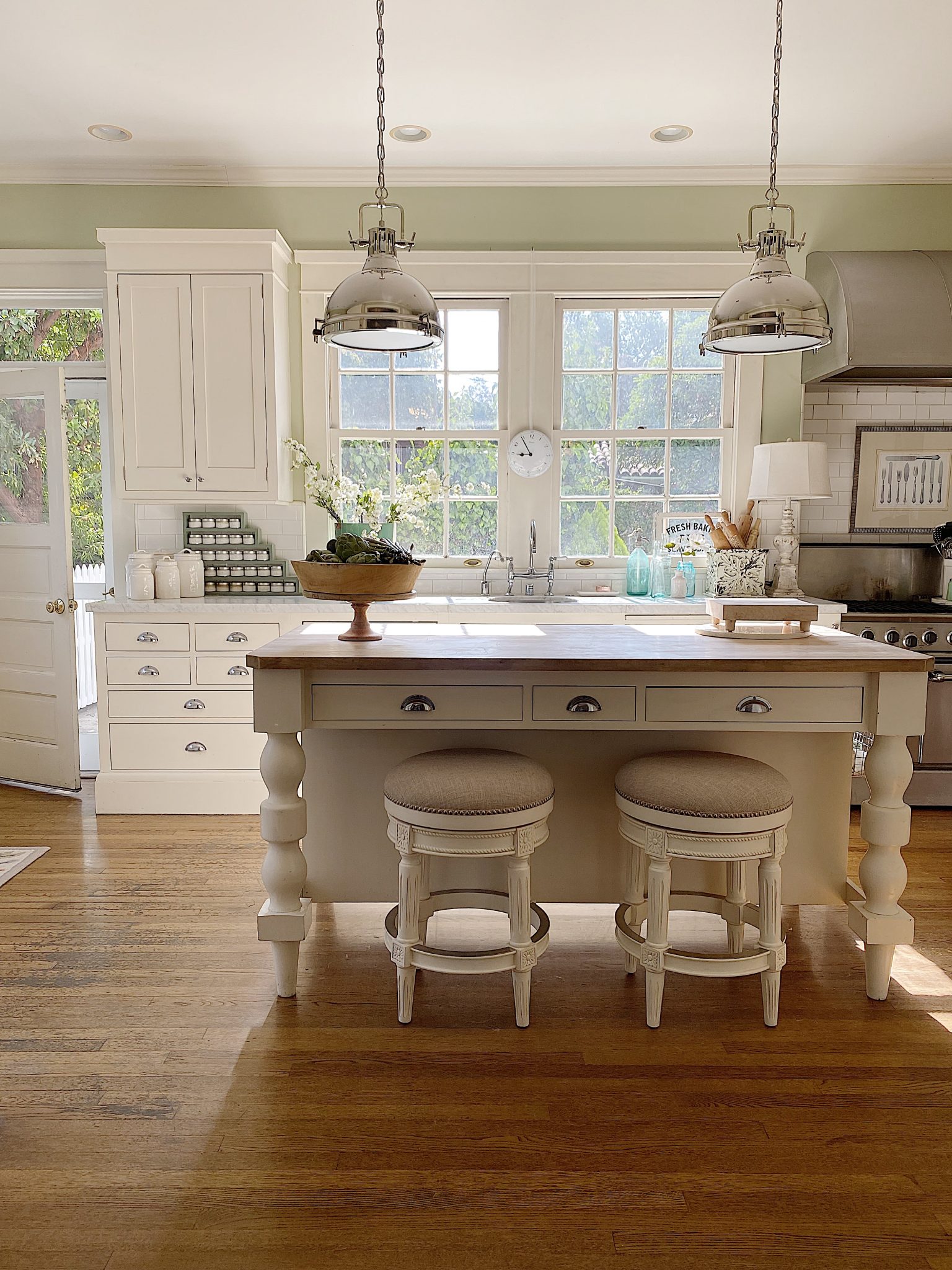 How to Decorate a Summer Kitchen