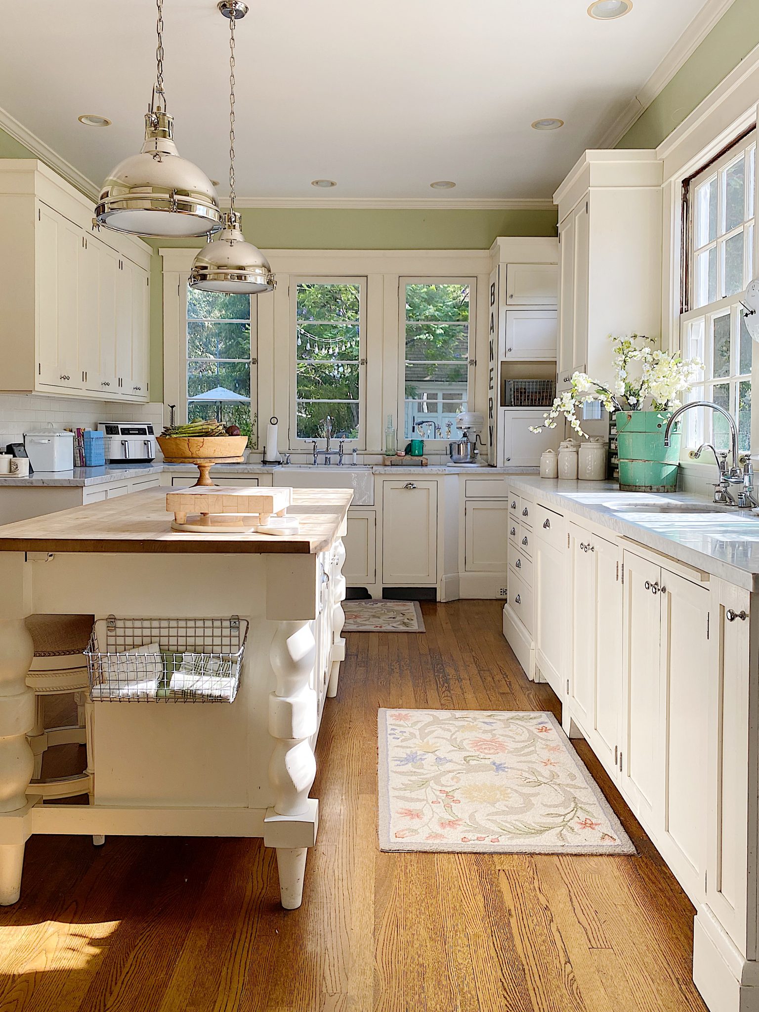 How to Decorate a Summer Kitchen with New Lighting