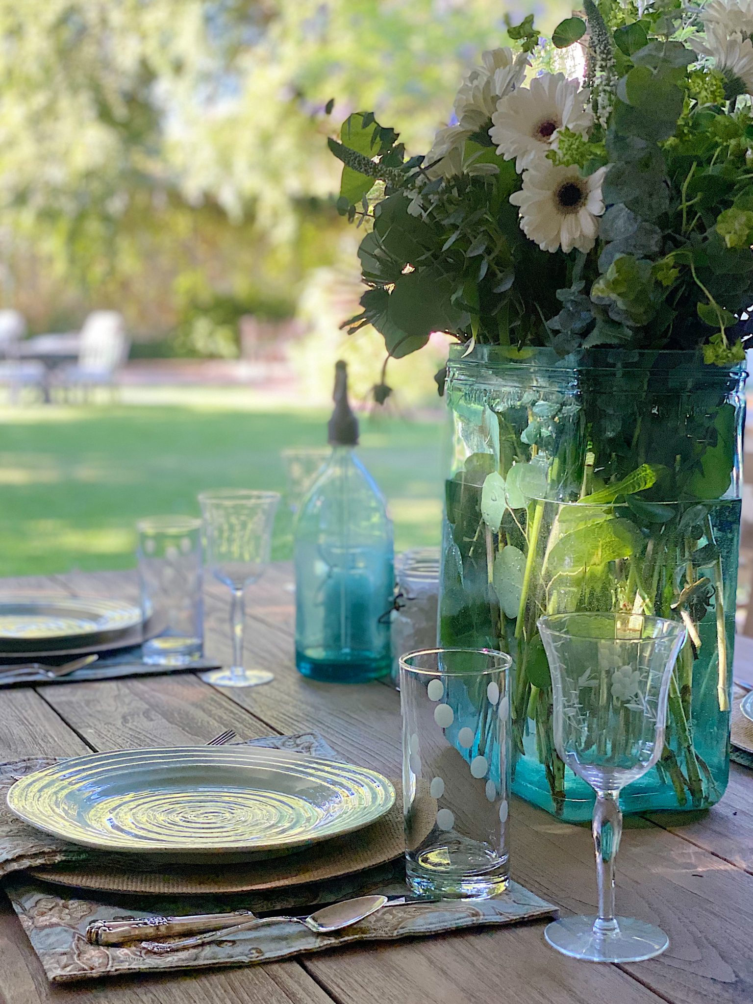 Outdoor Dining and New Summer Colors