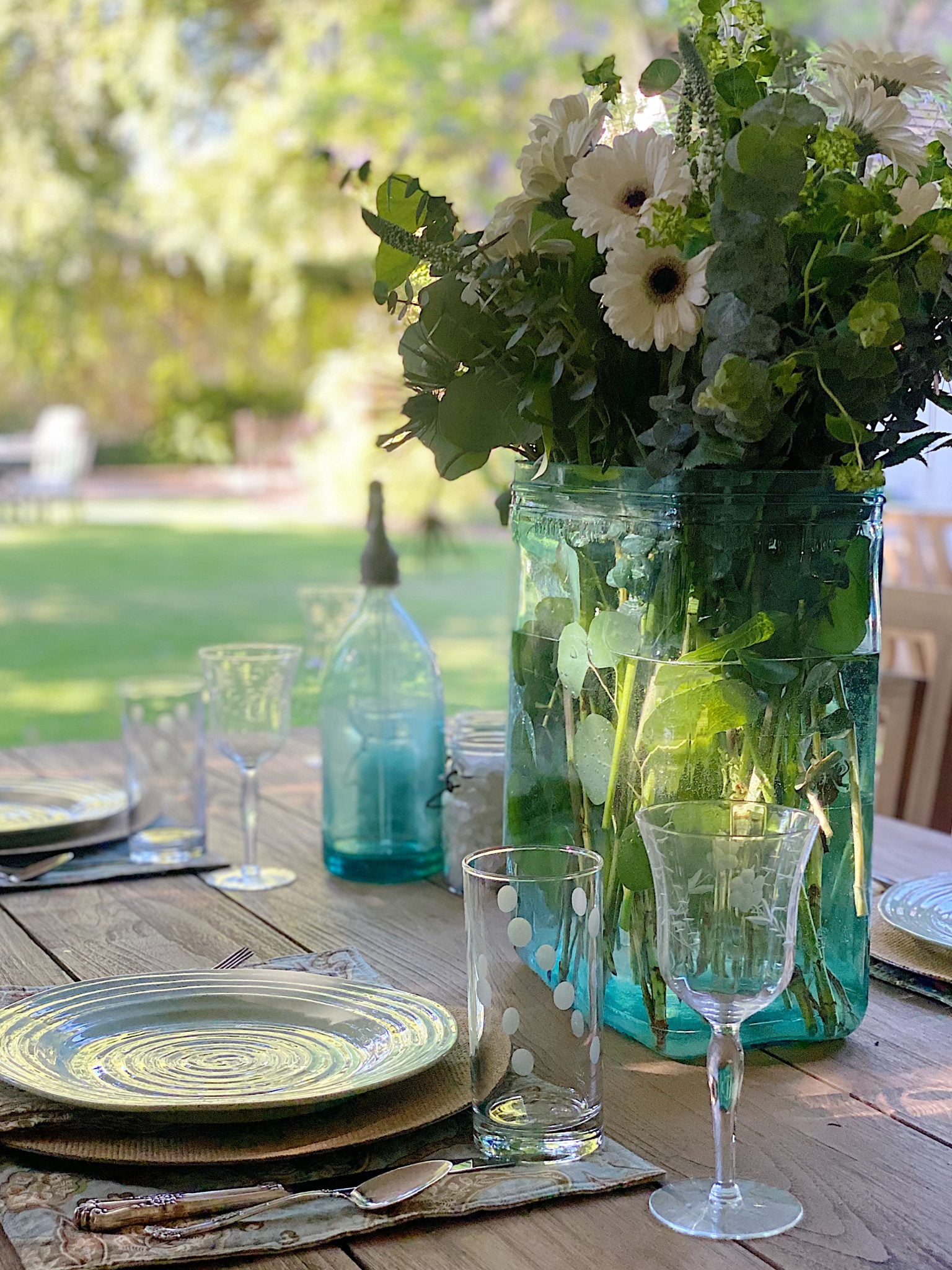 Outdoor Dining and Summer Colors