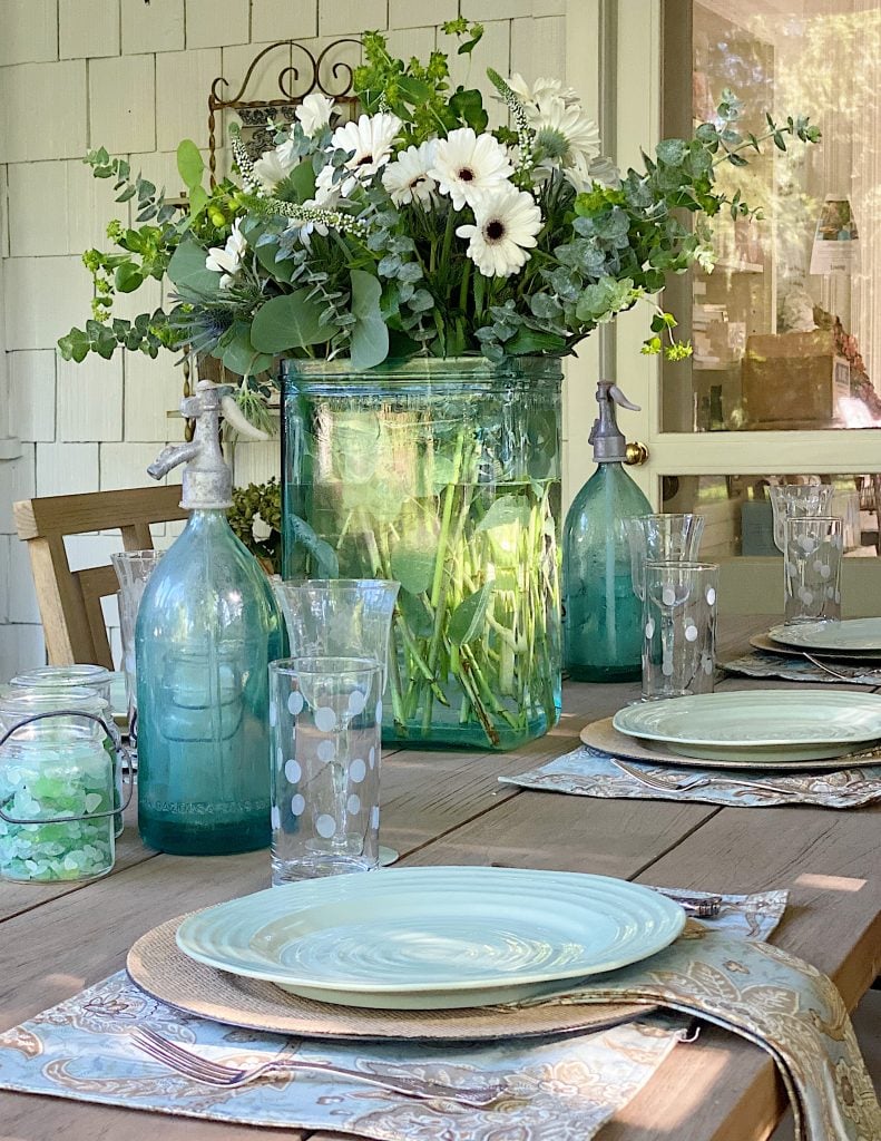 Outdoor Dining and Summer Colors