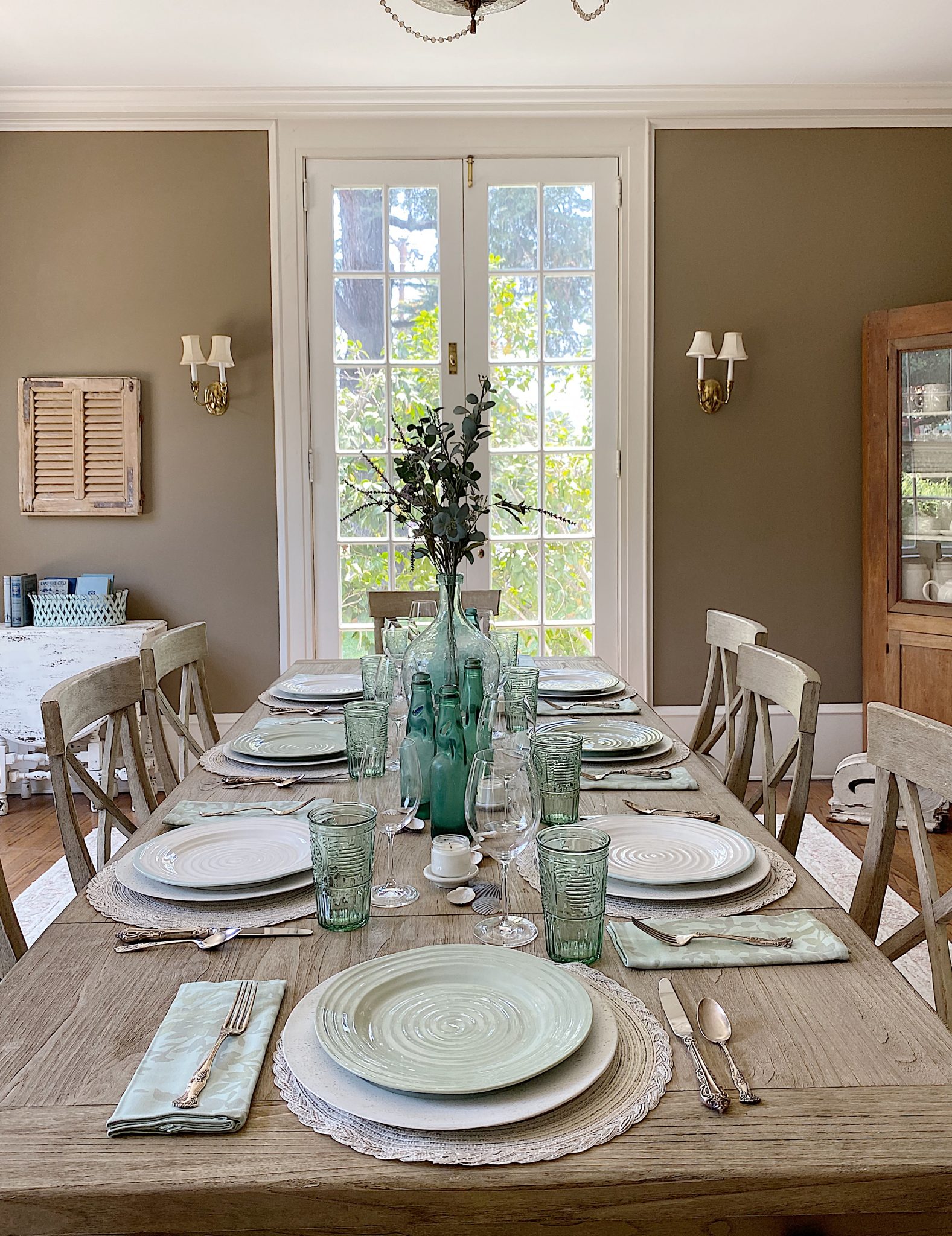 Using Color to Decorate a Modern Farmhouse Dining Room