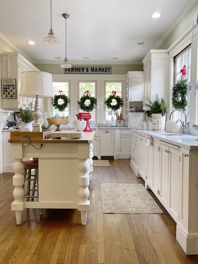 My Favorite Christmas Wreaths - MY 100 YEAR OLD HOME