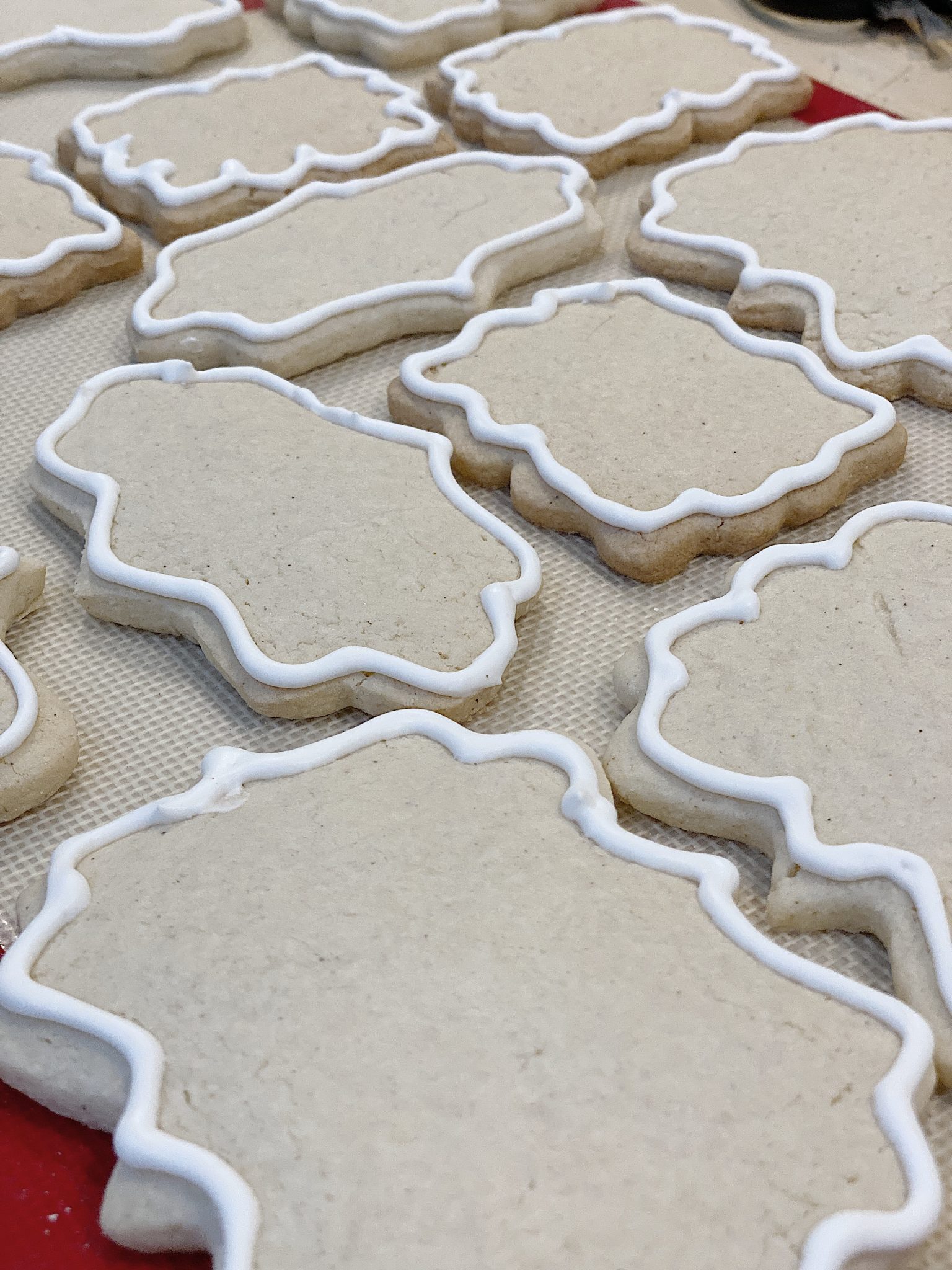 Adding the Royal Icing Outline to Sugar Cookies for Christmas