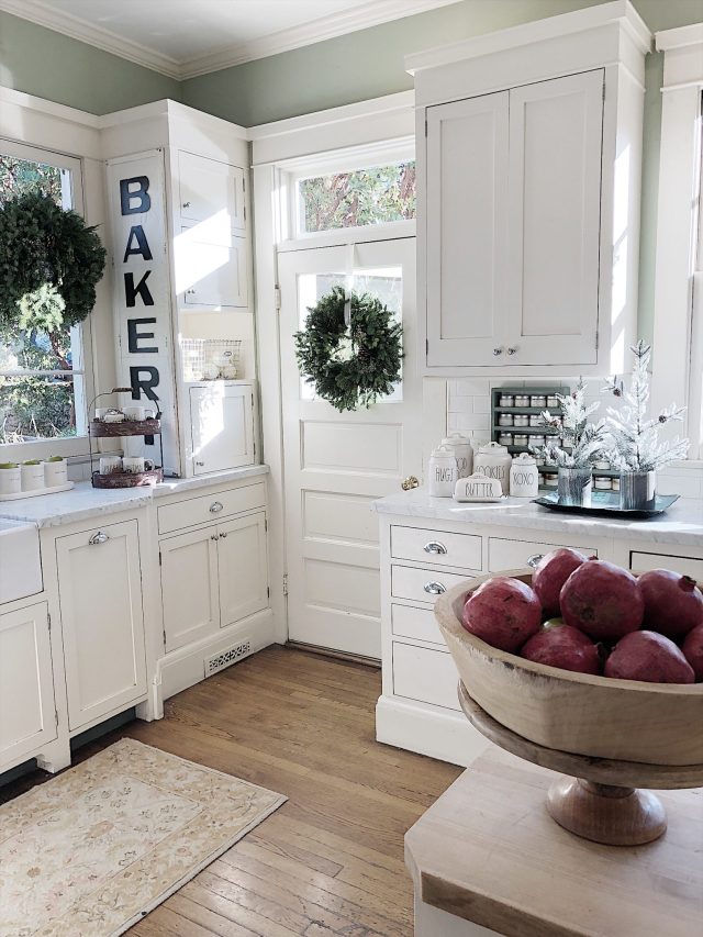 Christmas Kitchen Decor - MY 100 YEAR OLD HOME