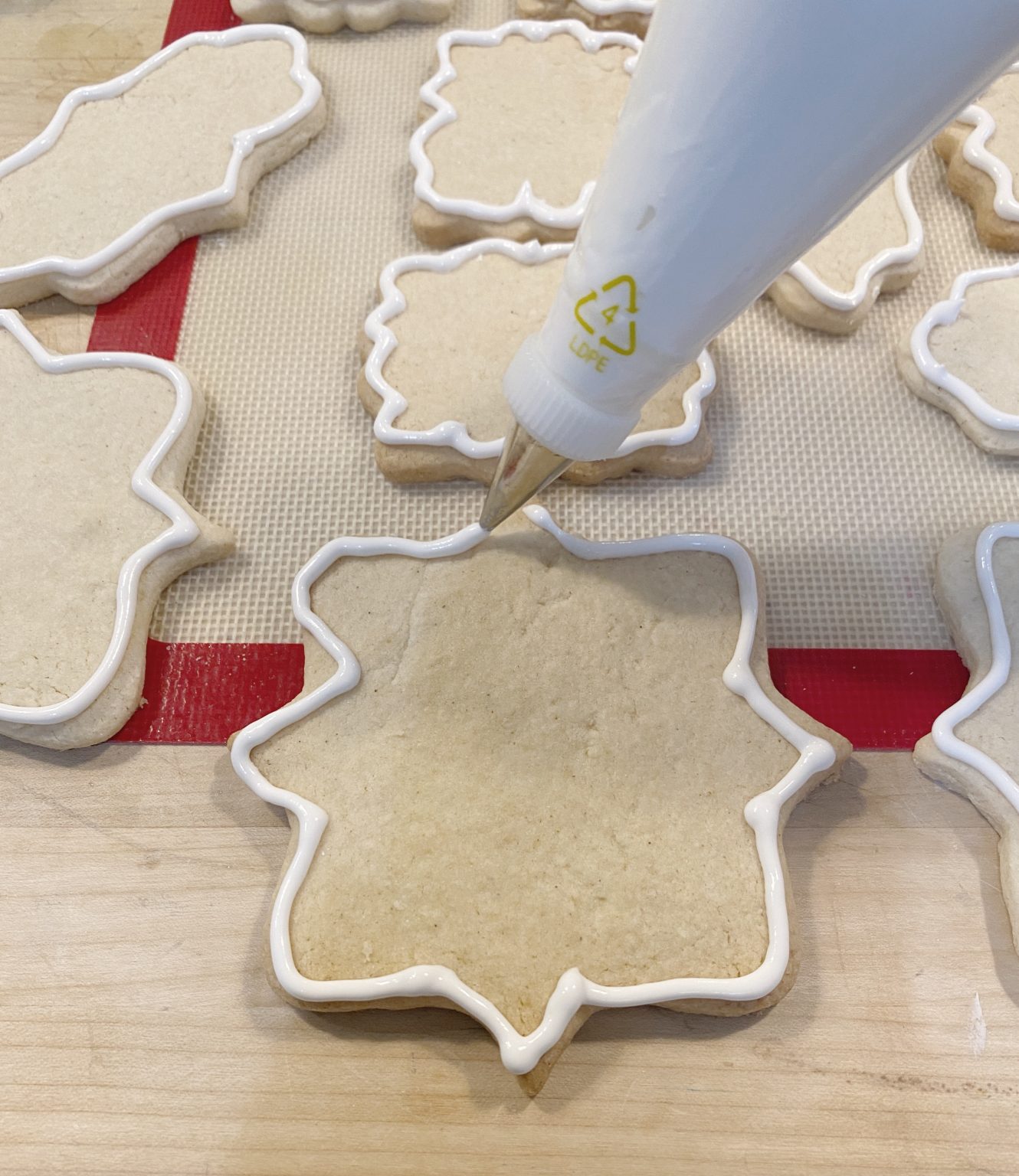 How to Frost Royal Icing Sugar Cookies for Christmas