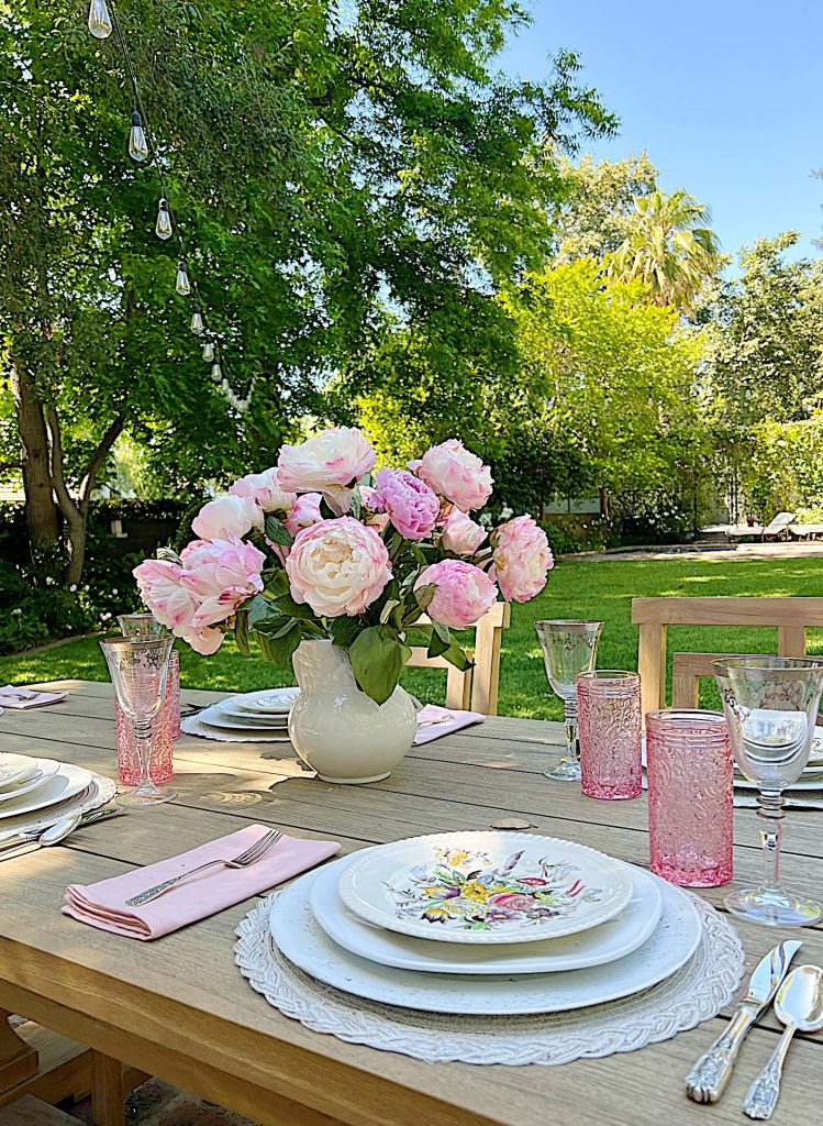Simple Ways to Add Color to a Tablescape Pink