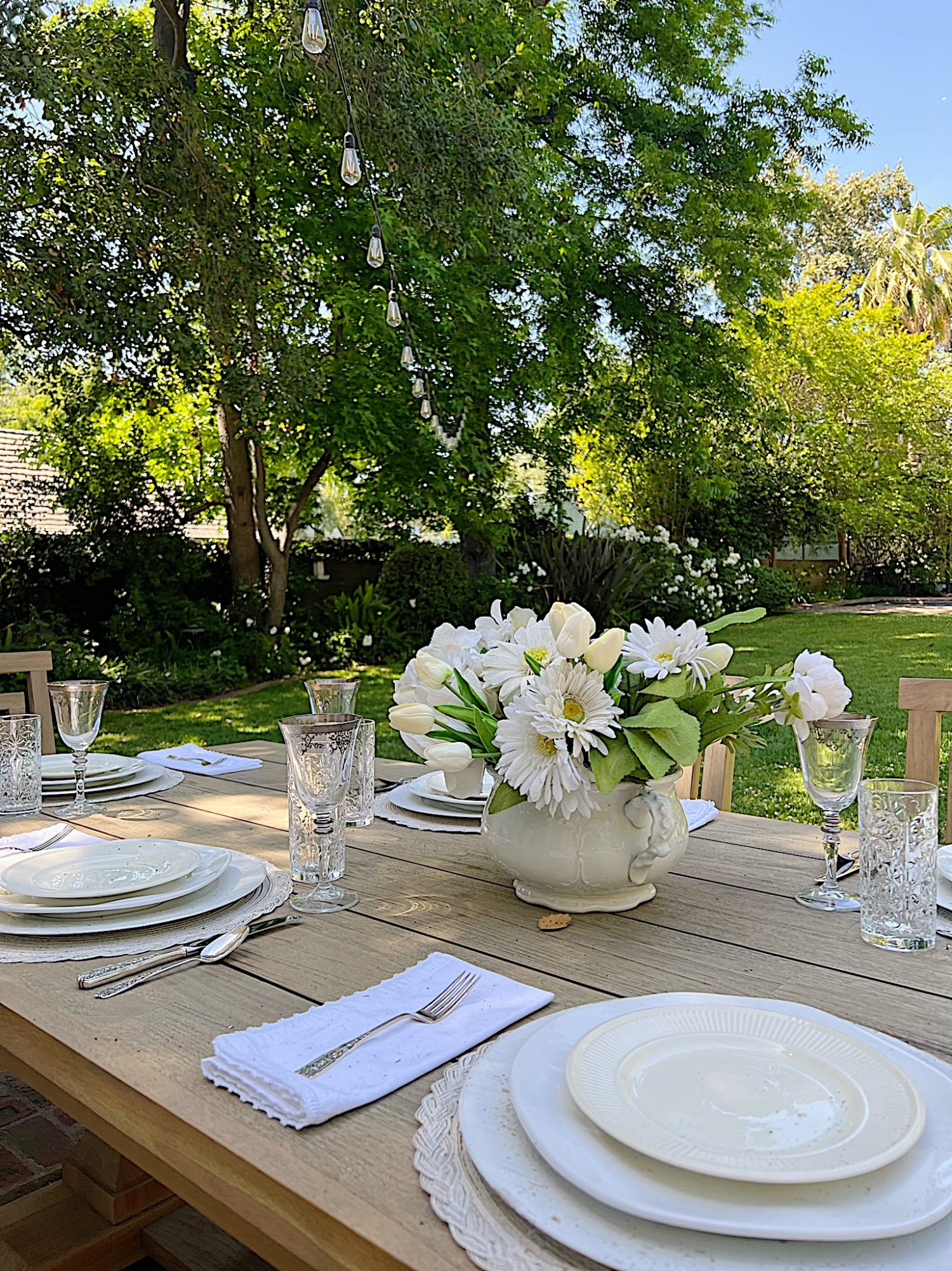 Simple Ways to Add Color to a Tablescape White