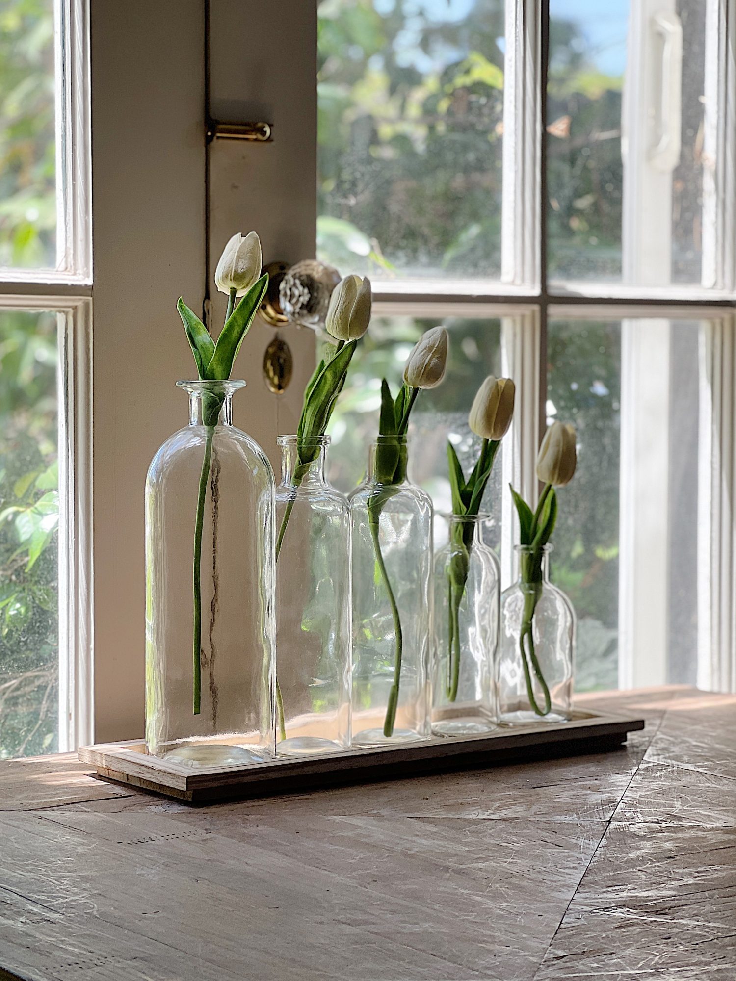 Tips to Decorate a White Living Room for Summer