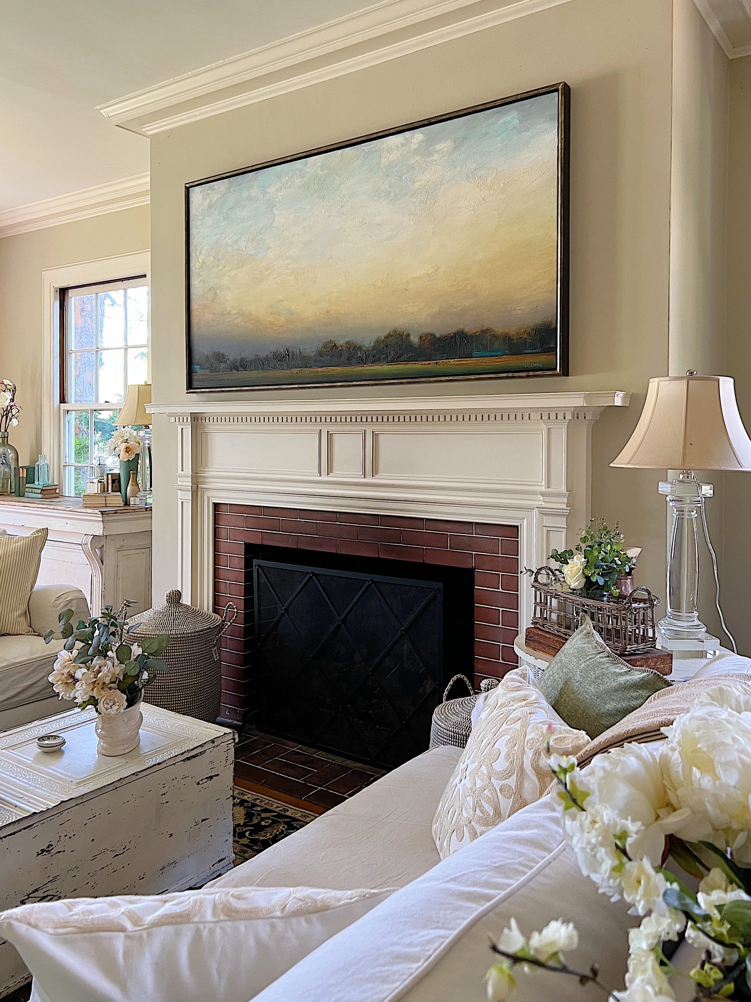 Tips to Decorate a White Living Room for Summer