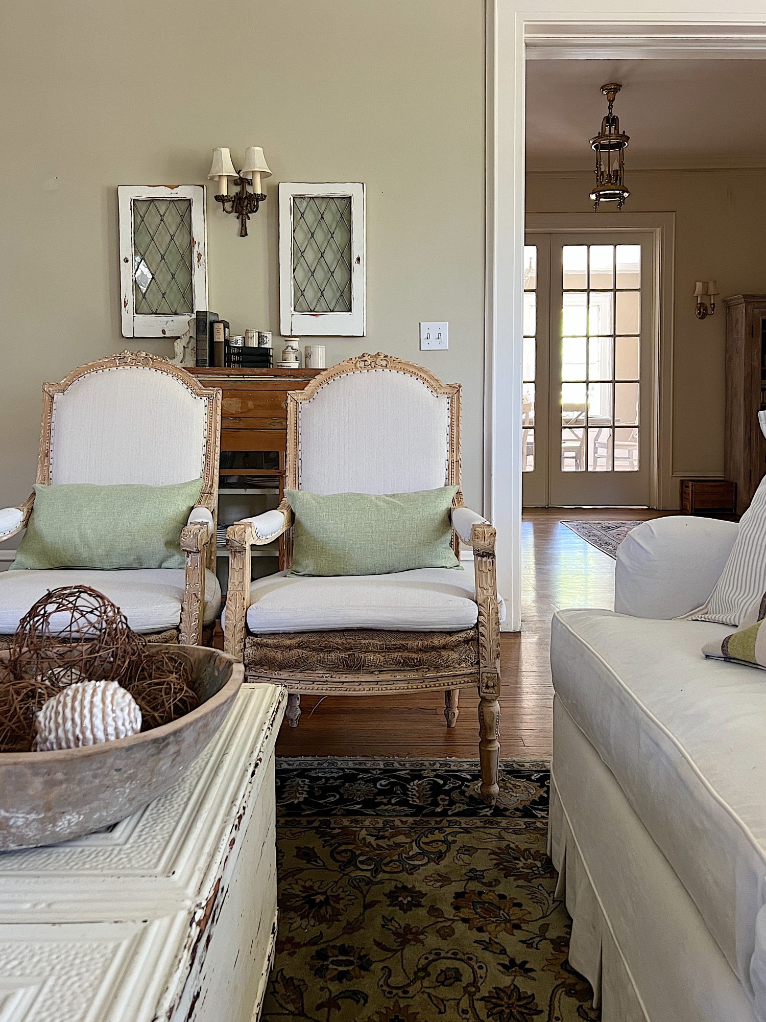 Tips to Decorate a White Living Room for Summer