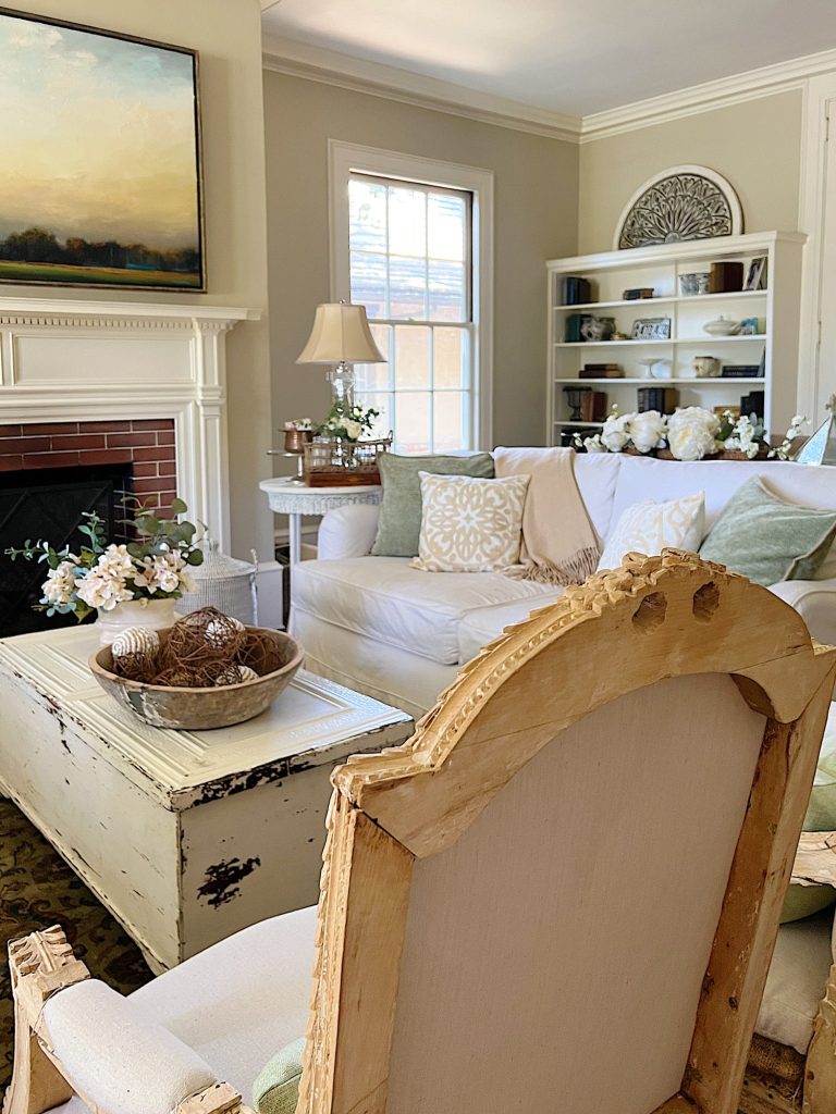 Tips to Decorate a White Living Room for Summer.