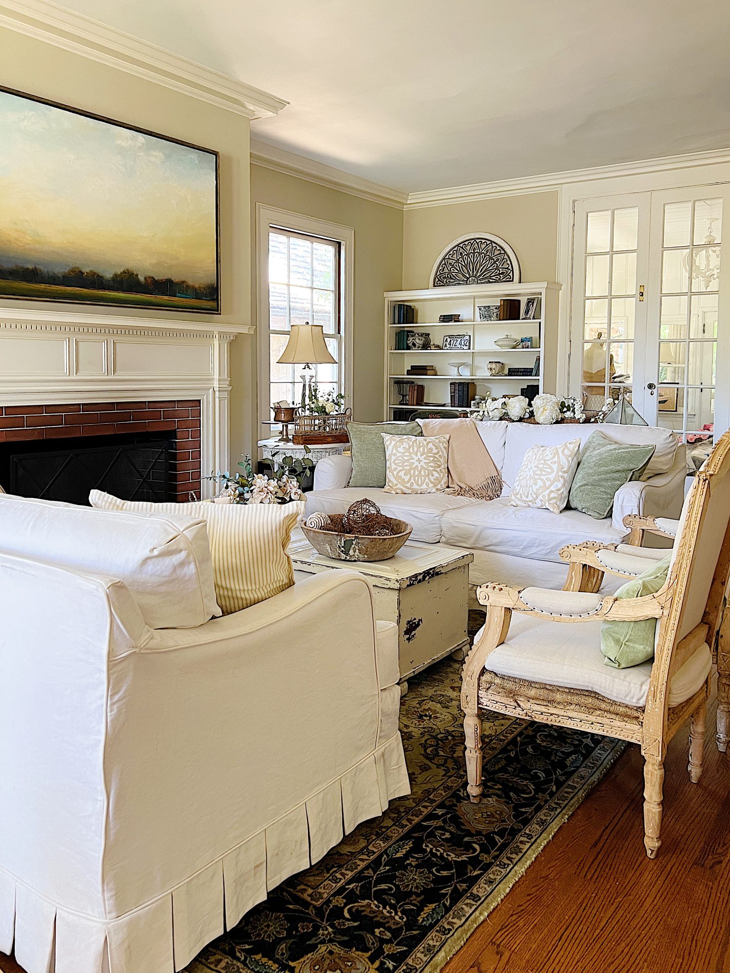 Tips to Decorate a White Living Room for Summer