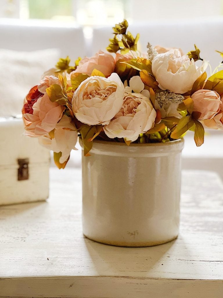How to Arrange Faux Flowers in a Vase