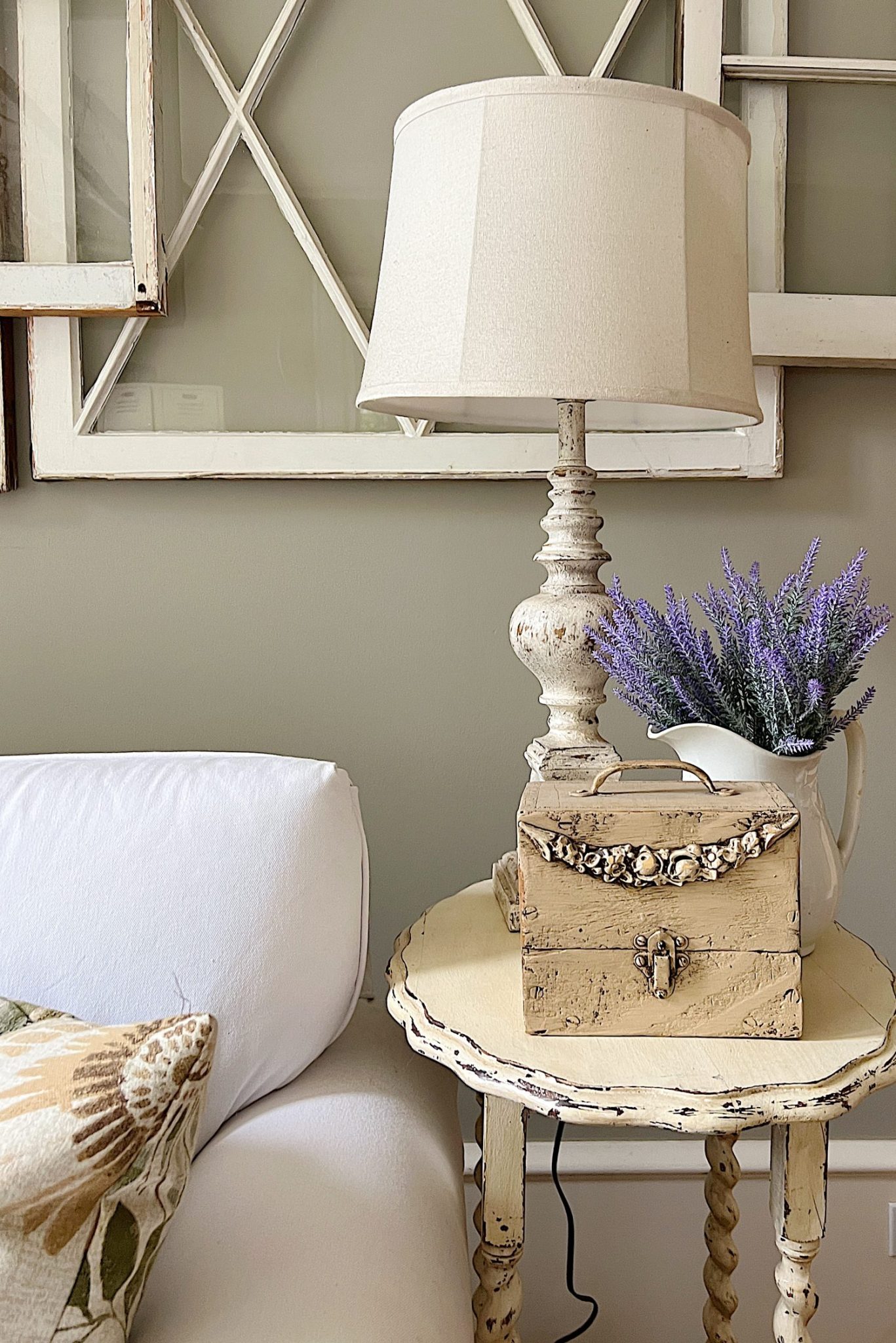 How to Arrange Lavender Faux Flowers in a Vase