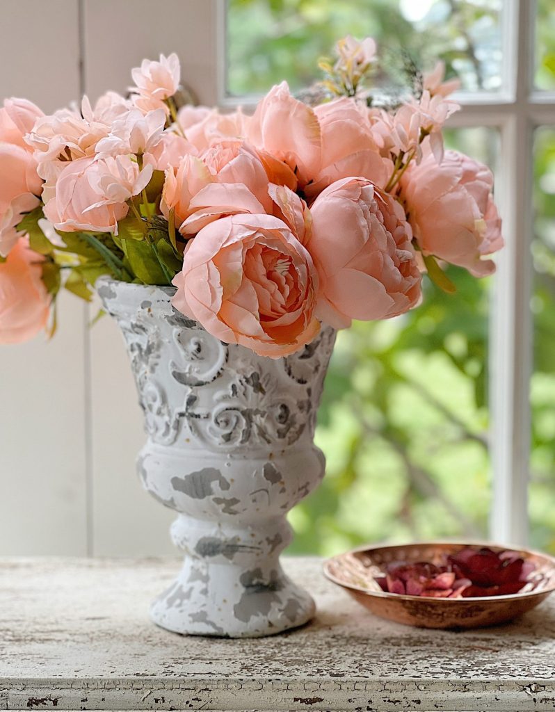 How to Arrange Peach Faux Flowers in a Vase