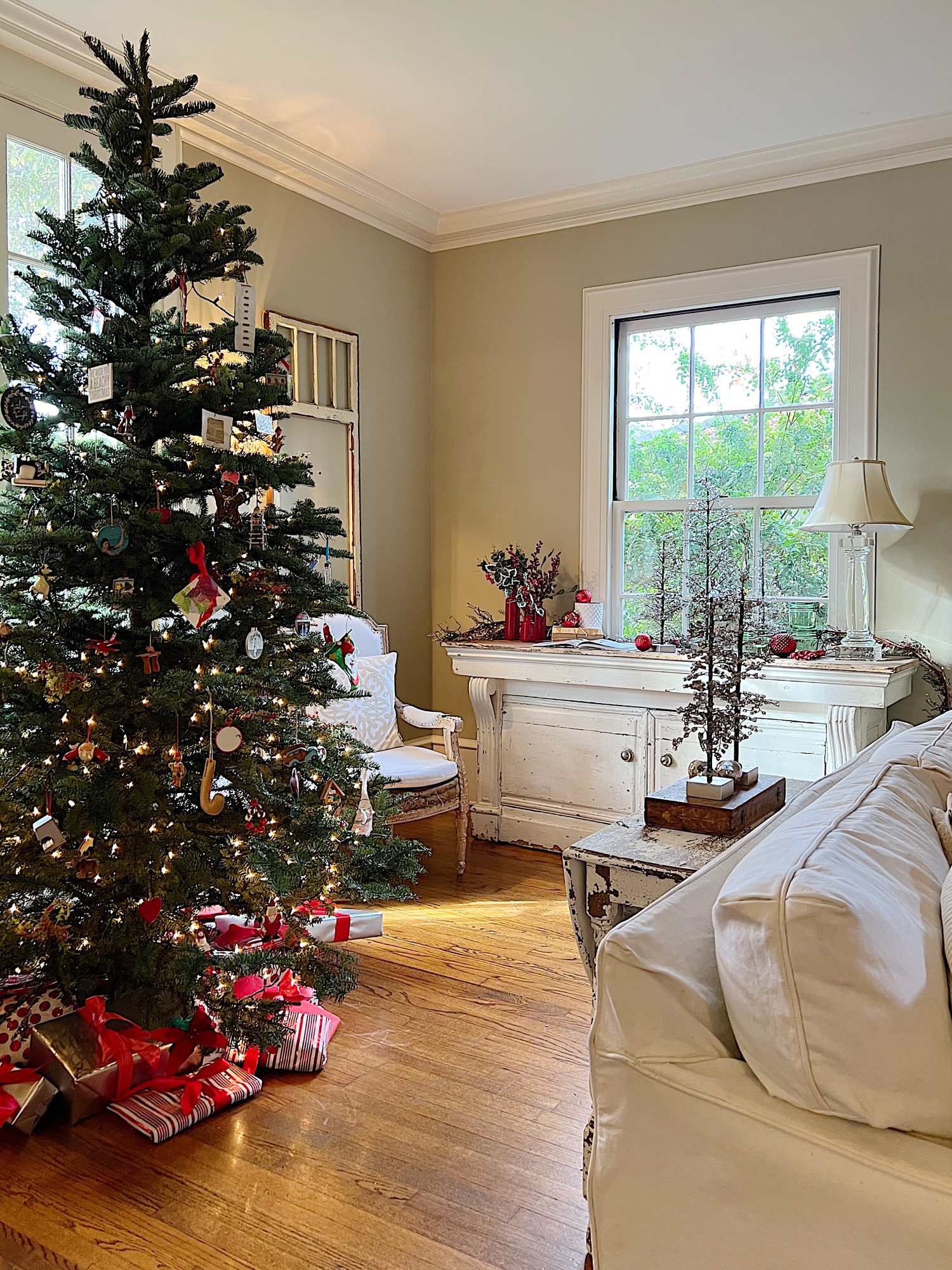 Living Room Farmhouse Christmas Decor