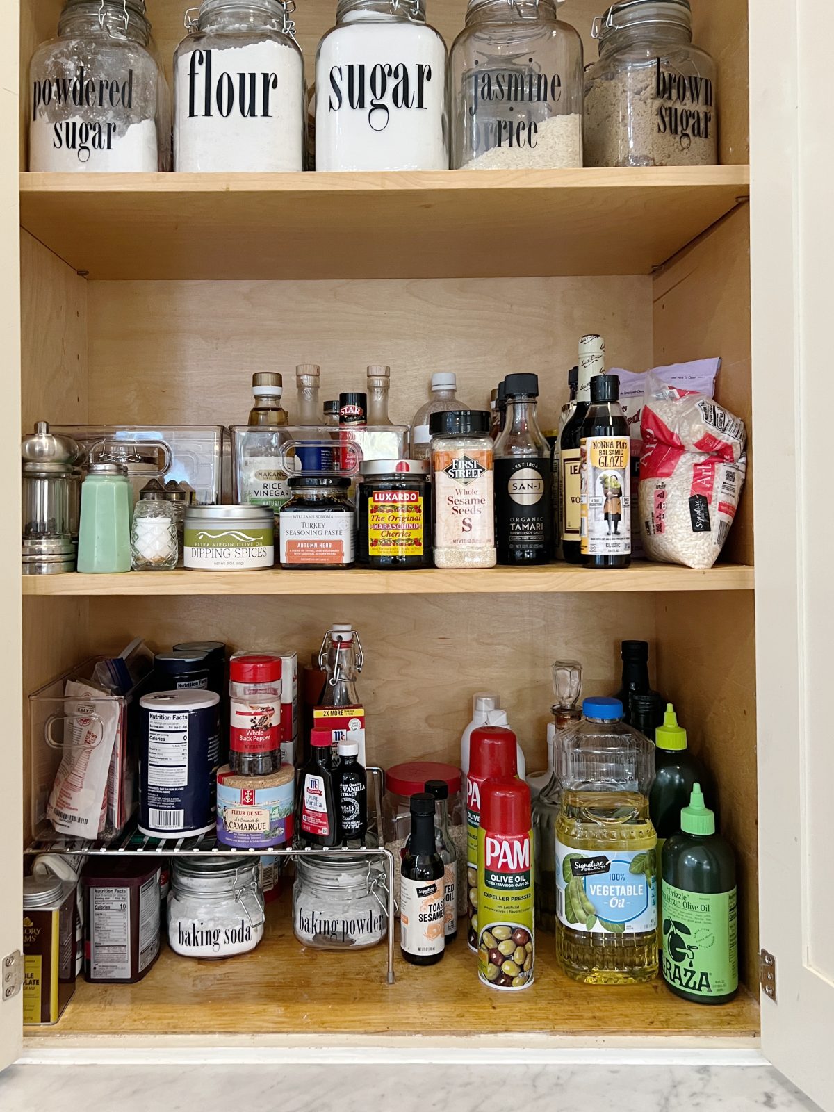organizing a spice cabinet in the kitcehn