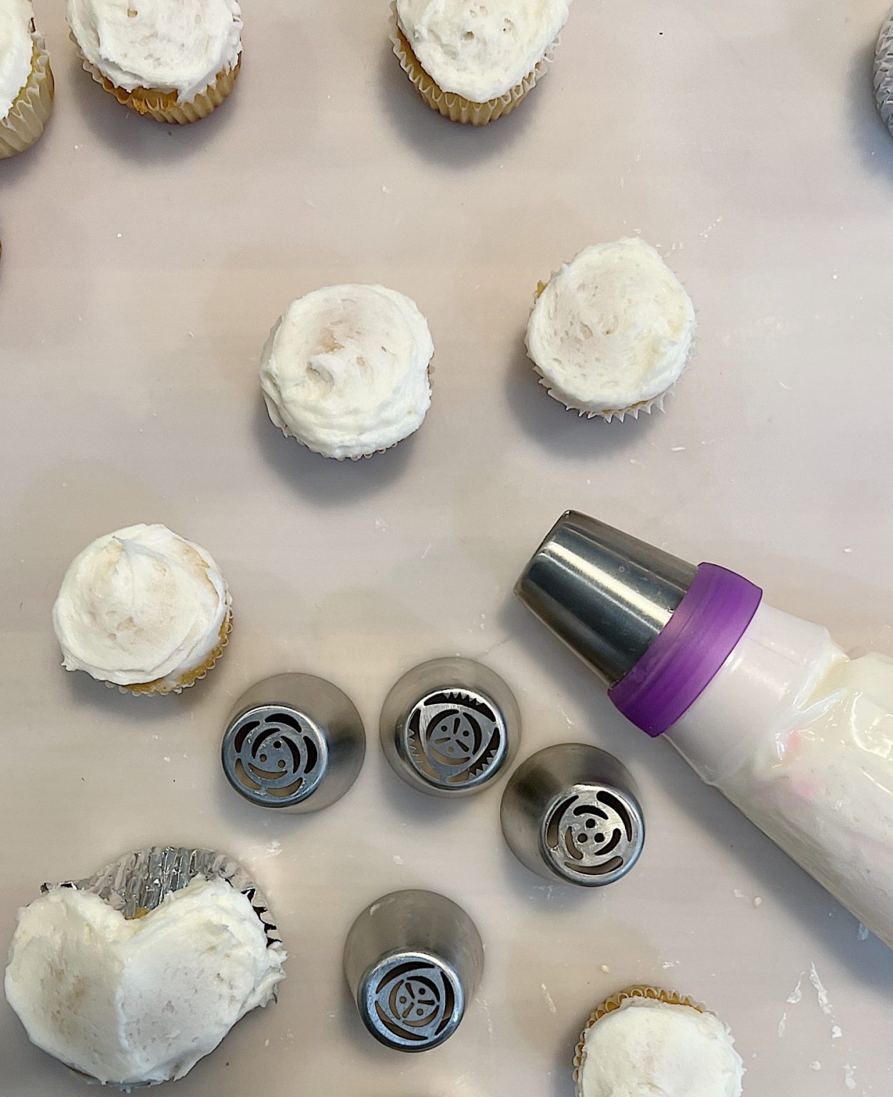 russian decorating tips to make flowers with frosting for white cupcakes