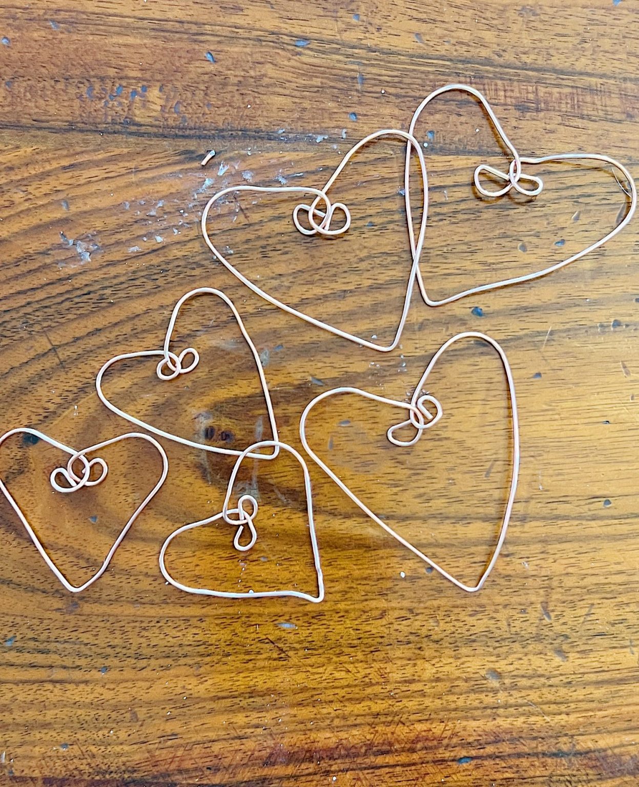 making copper wire hearts by twising copper wire with pliers