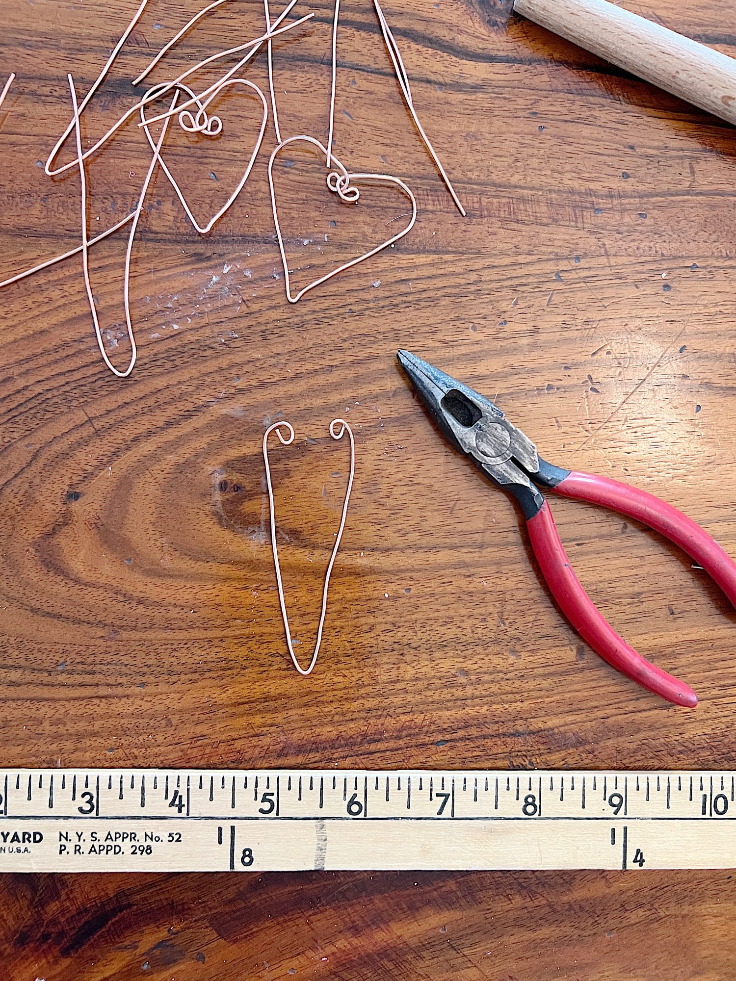 making copper wire hearts by twising copper wire with pliers