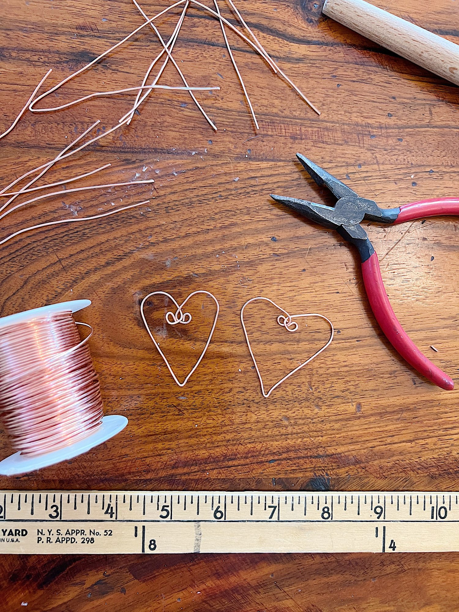 making copper wire hearts by twising copper wire with pliers