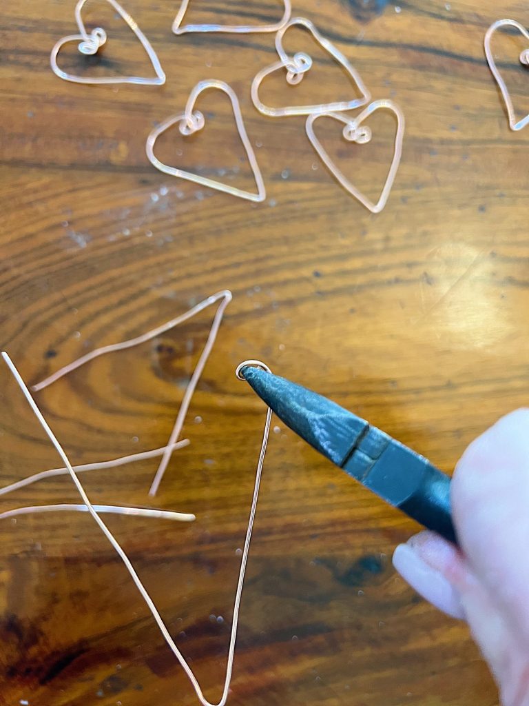 making copper wire hearts by twising copper wire with pliers